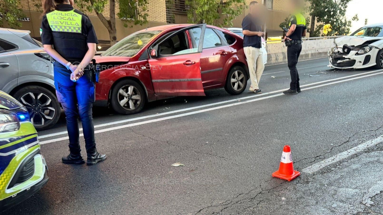 Policías locales, en el lugar del accidente.