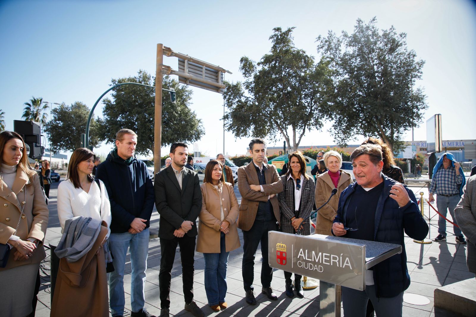 Imágenes de la inauguración sobre escultura ‘Familia Marinera’, del escultor Francisco Javier Galán, en homenaje a las familias de pescadores en Pescadería-La Chanca