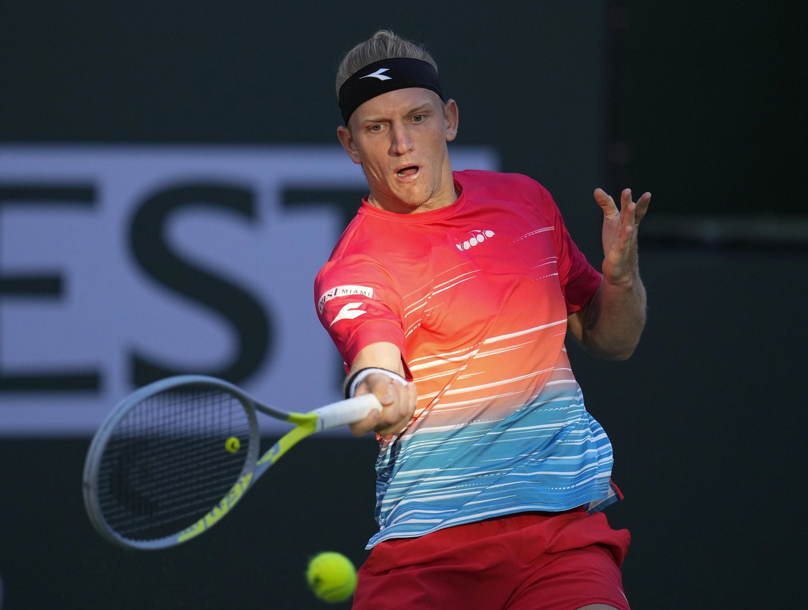 Alejandro Davidovich golpea de derechas en Indian Wells.