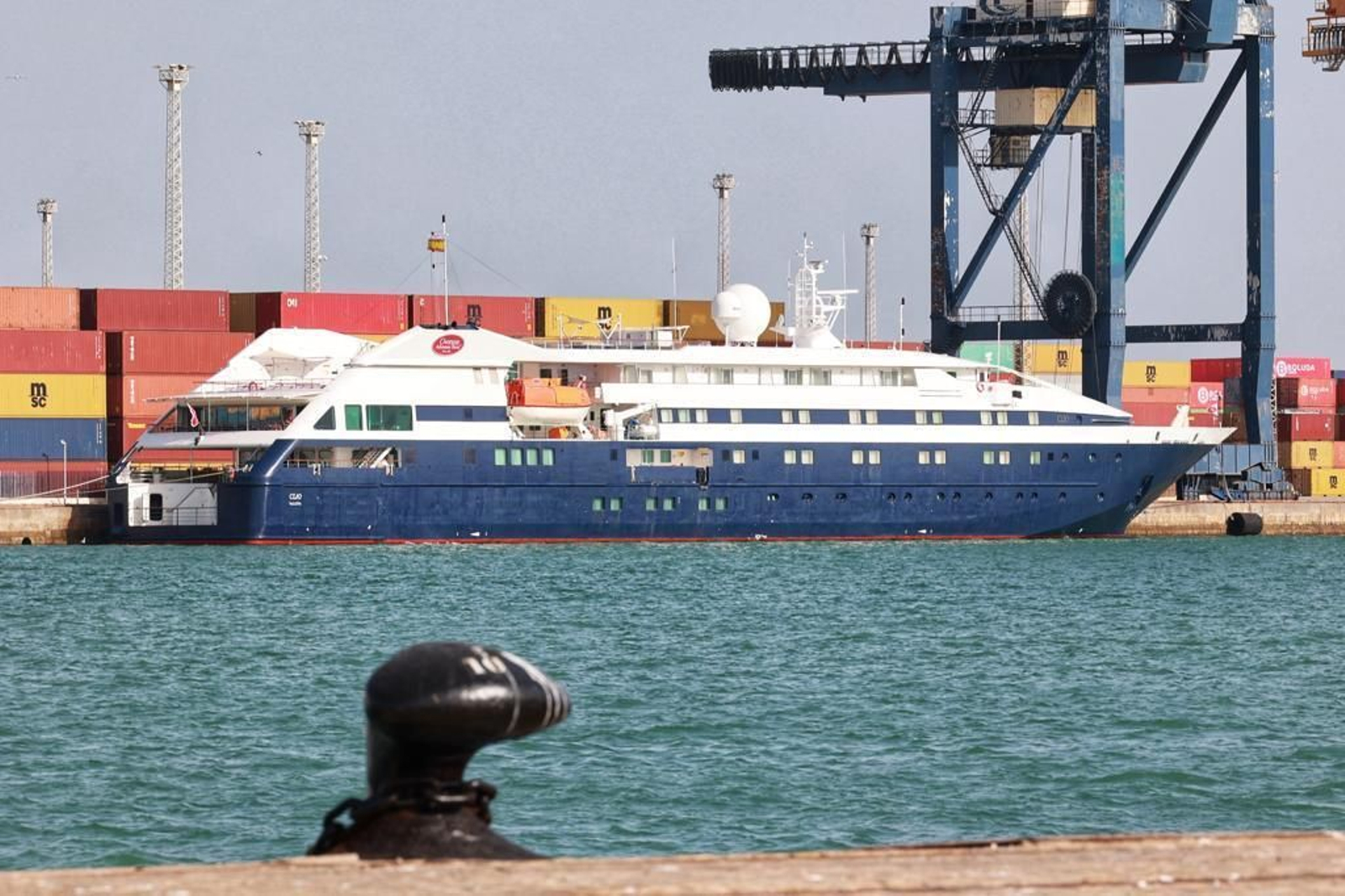 El crucero, antiguo megayate, Clio, atracado junto a las grúas de la terminal de contenedores de Concaas