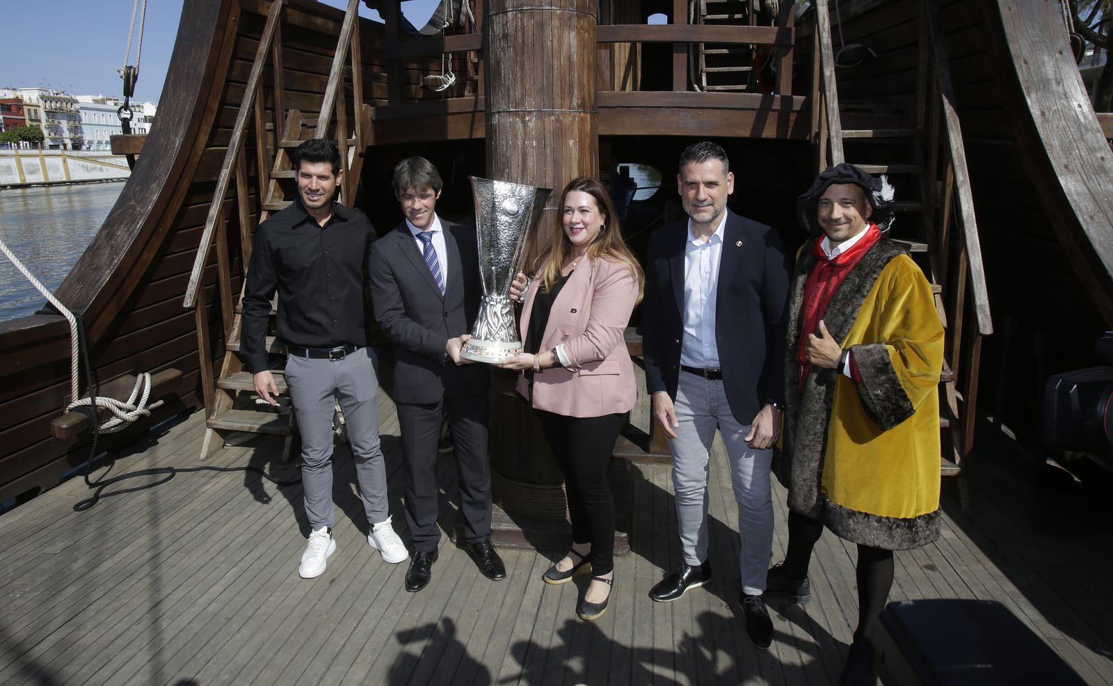 Llegada del trofeo de la UEFA Europa league