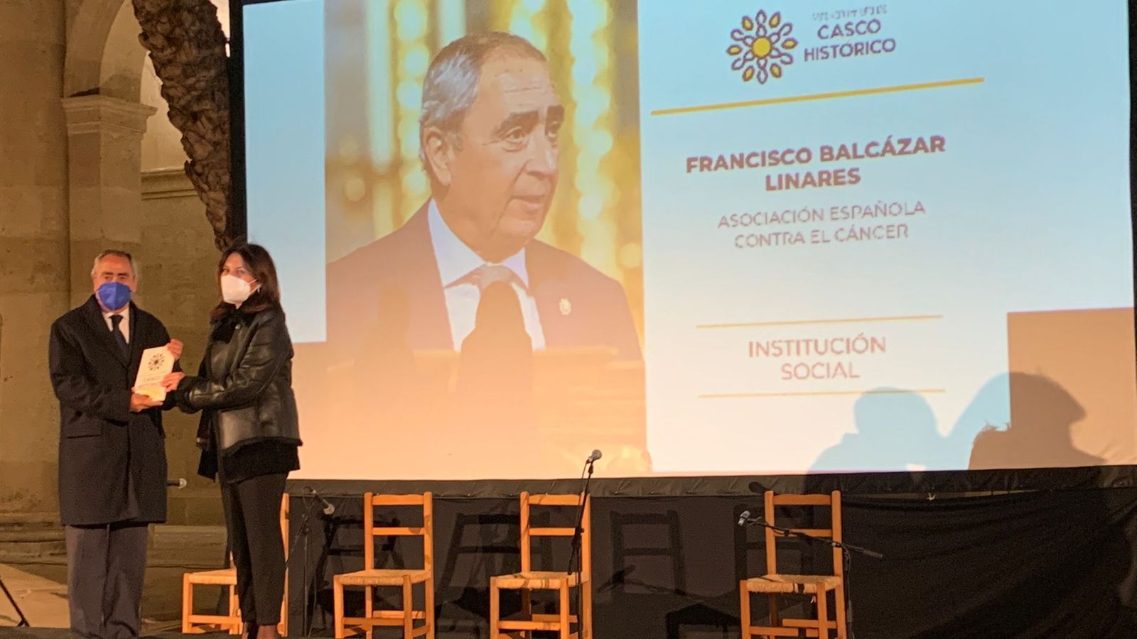 Francisco García Balcázar recoge el galardón que reconoce su labor al frente de la Asociación Española Contra el Cáncer