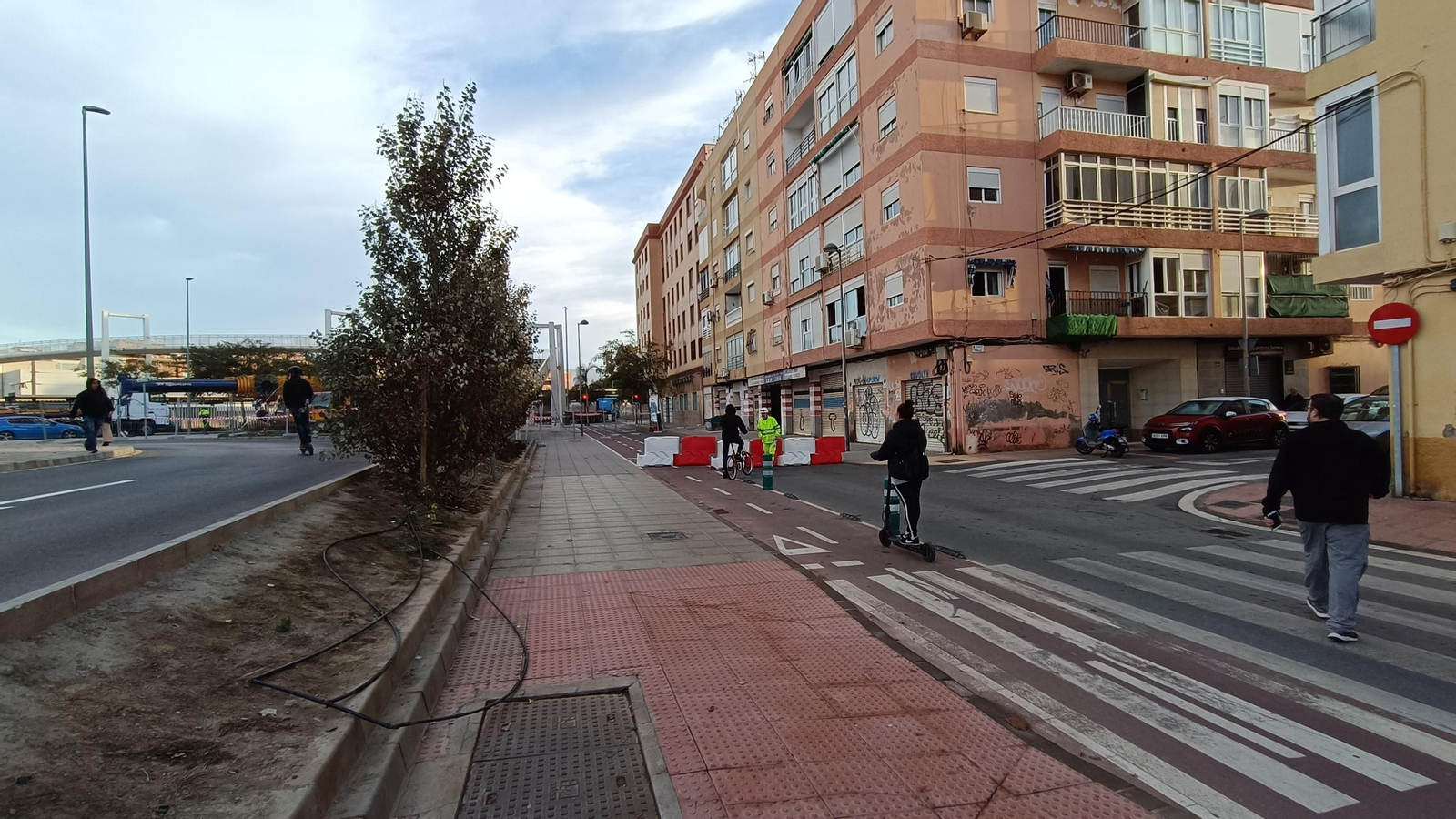 Las imágenes de la pasarela de Renfe que pasa a mejor vida, en Almería