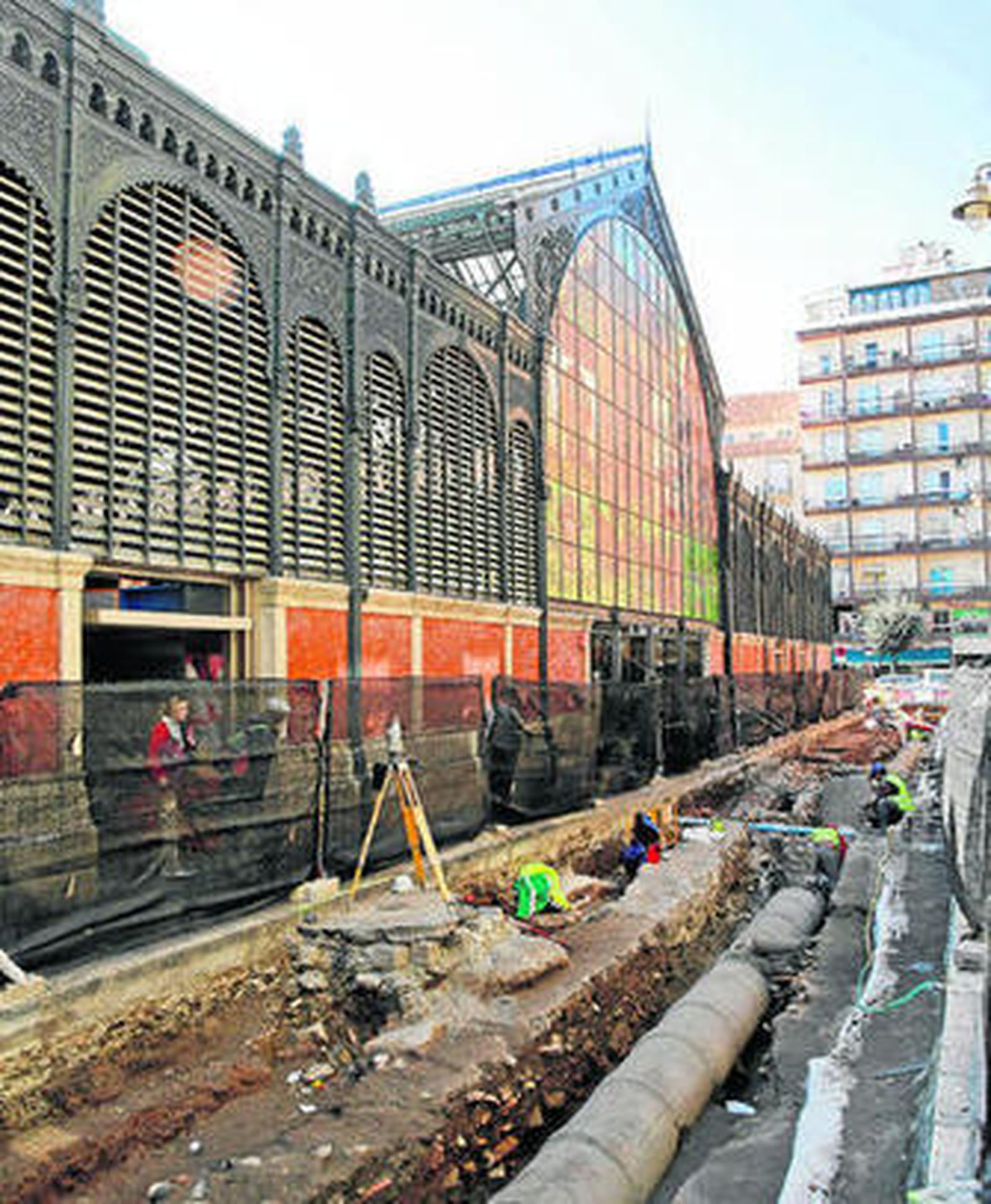 Trabajos en el lateral norte del mercado de Atarazanas.