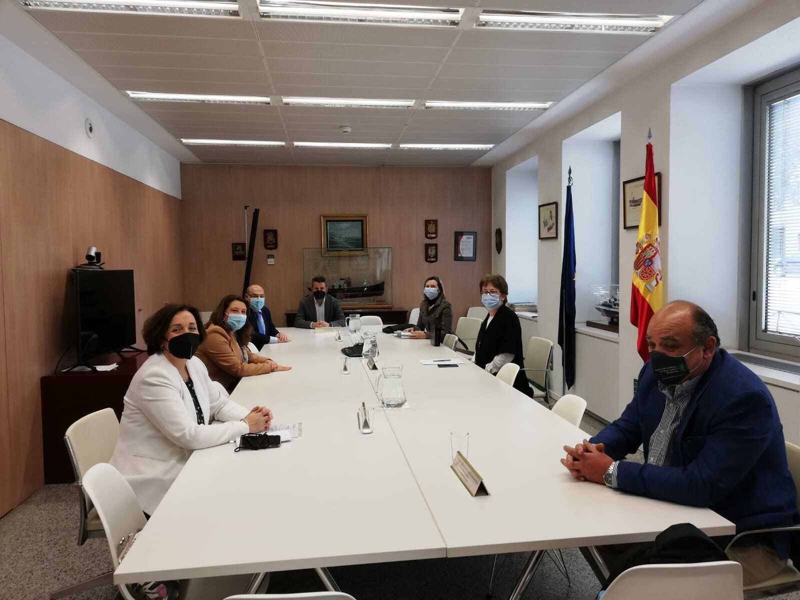 Carmen Crespo junto con representantes de la pesca andaluza, en el Ministerio.