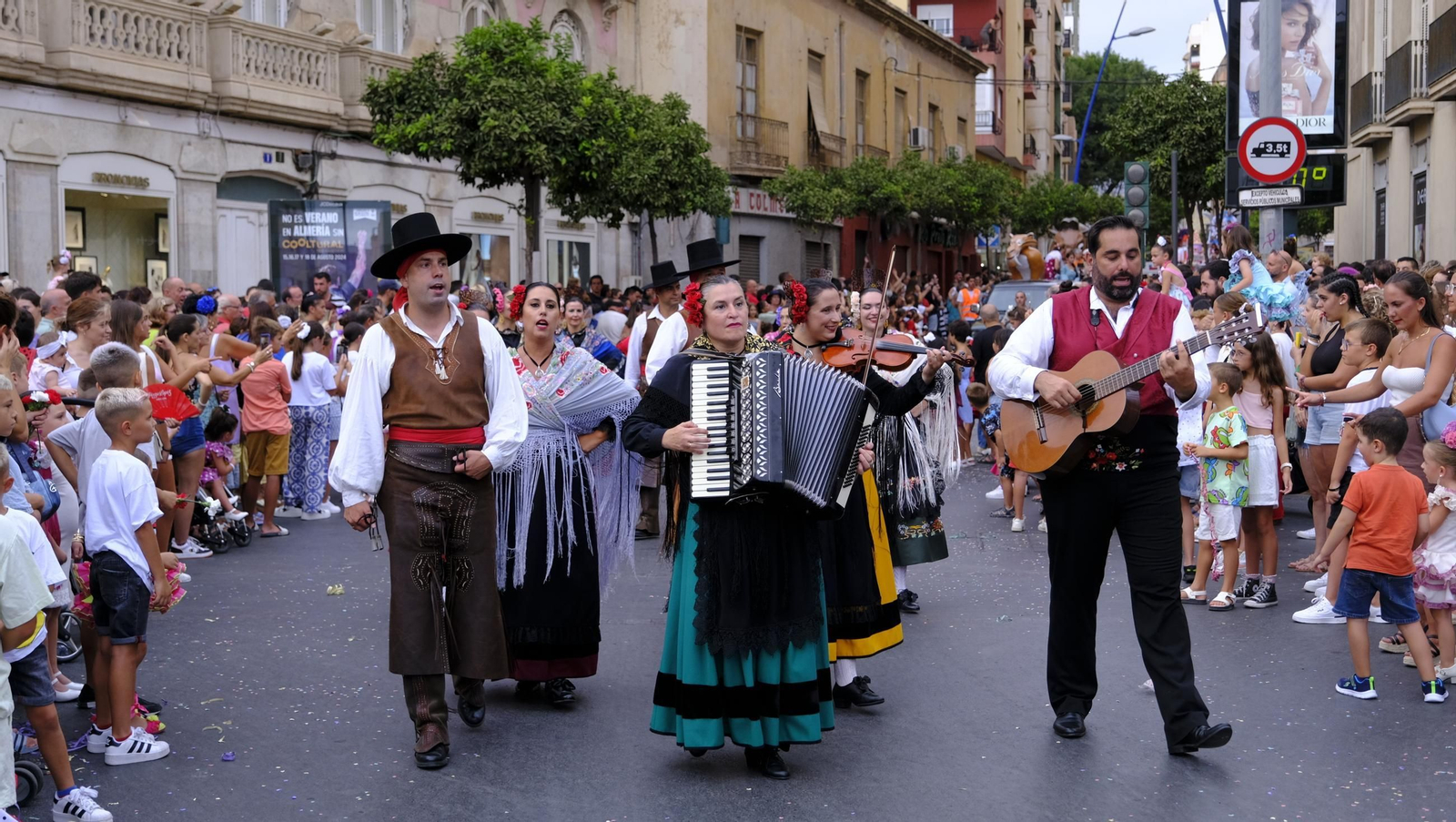 Las mejores imágenes de la Batalla de Flores de Almería