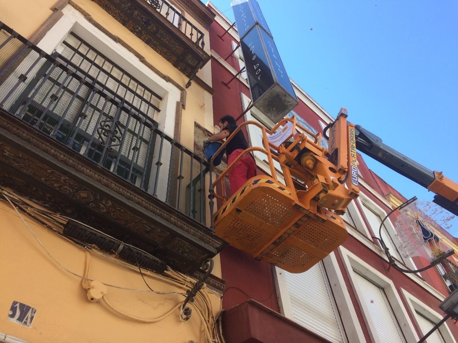 Las labores de los operarios del Ayuntamiento con los azulejos de la calle José Gestoso.