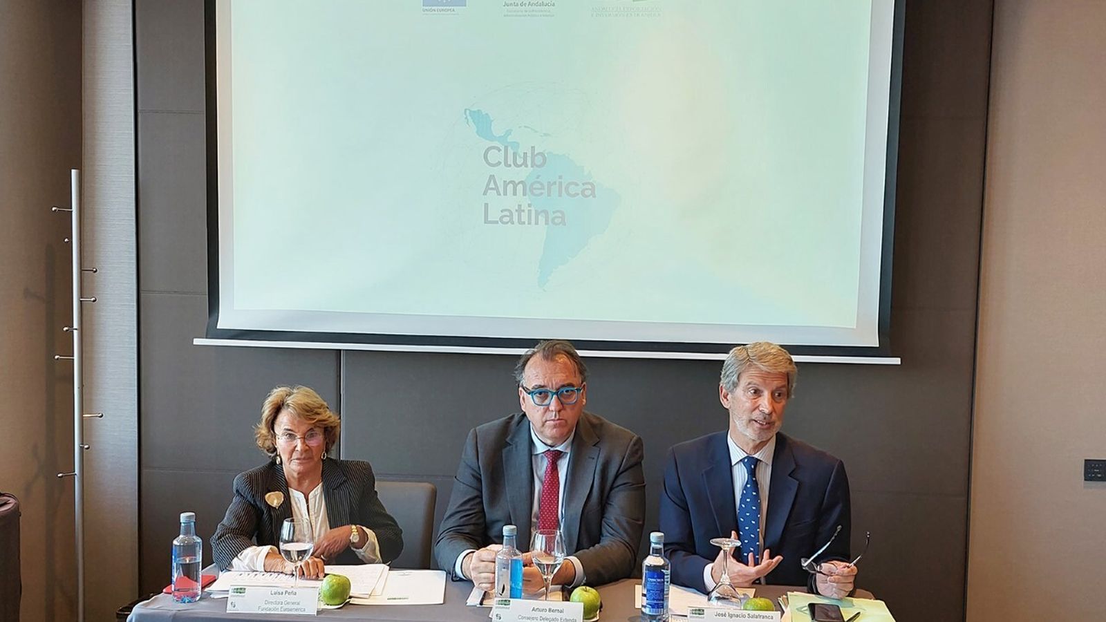 El consejero delegado de Extenda junto a responsables de la Fundación Euroamérica, durante la presentación