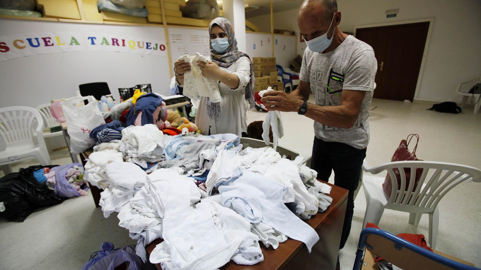 Kouan y Sousa preparan ropa infantil y juguetes para los críos.