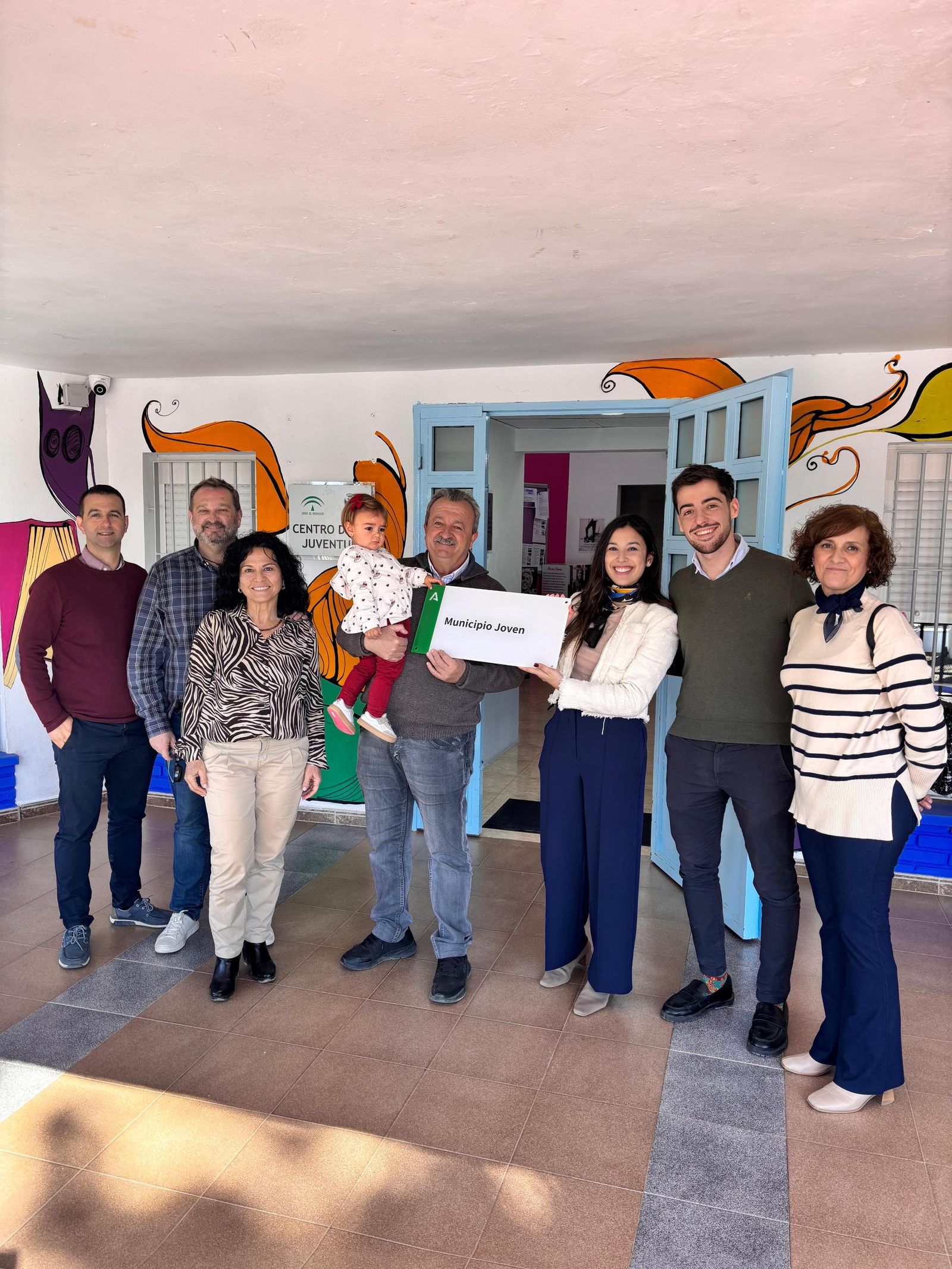 Alcalde y concejales presumen del distintivo.