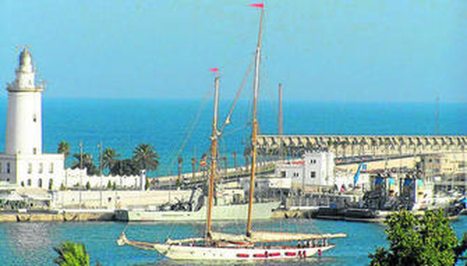 La goleta 'Orion' regresando ayer al muelle uno tras salir a navegar por la bahía.