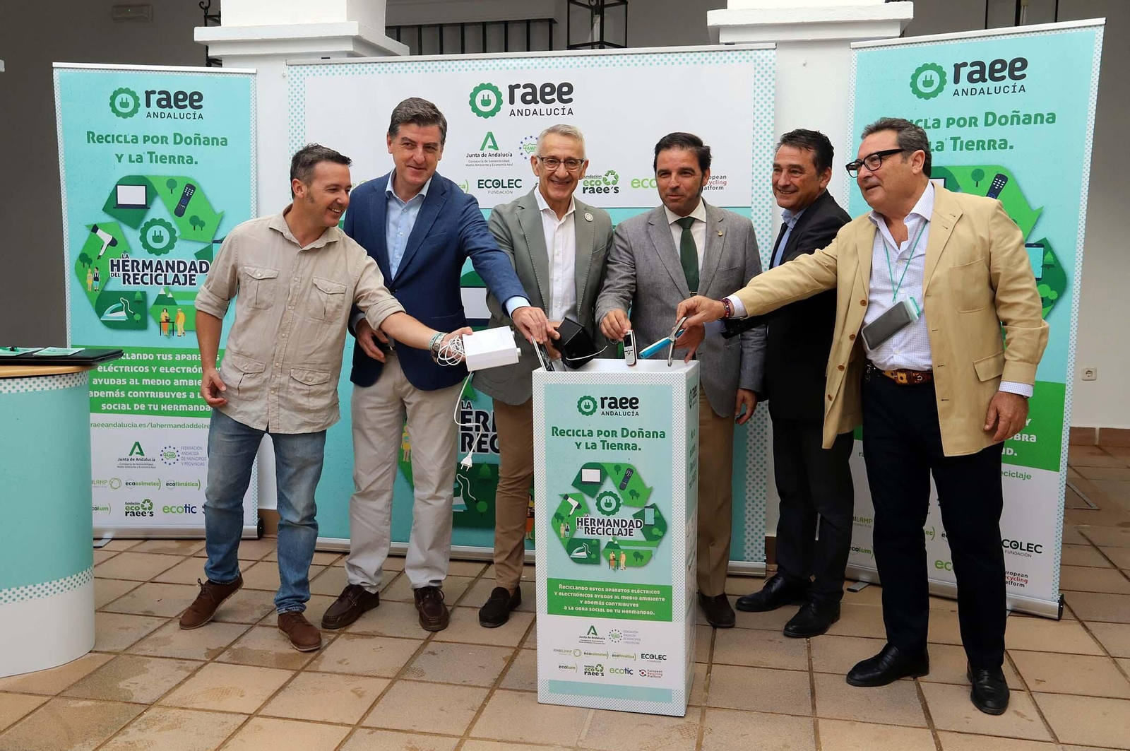 Imágenes de la presentación de la campaña 'La Hermandad del Reciclaje. Recicla por Doñana y la Tierra'