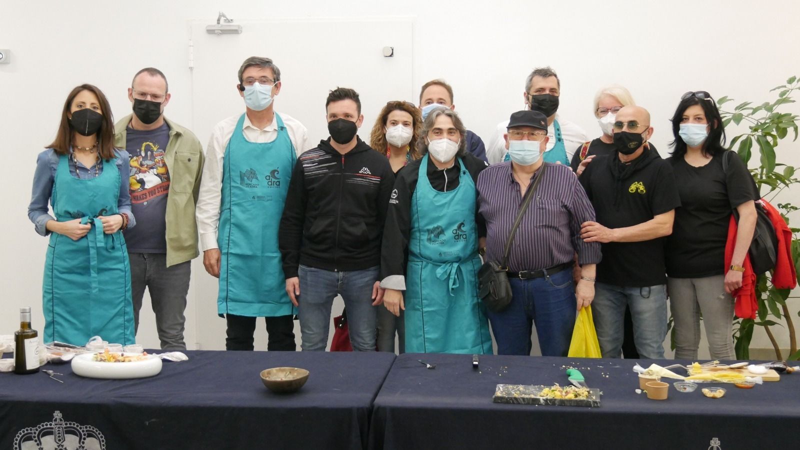 Foto de familia con todos los participantes.