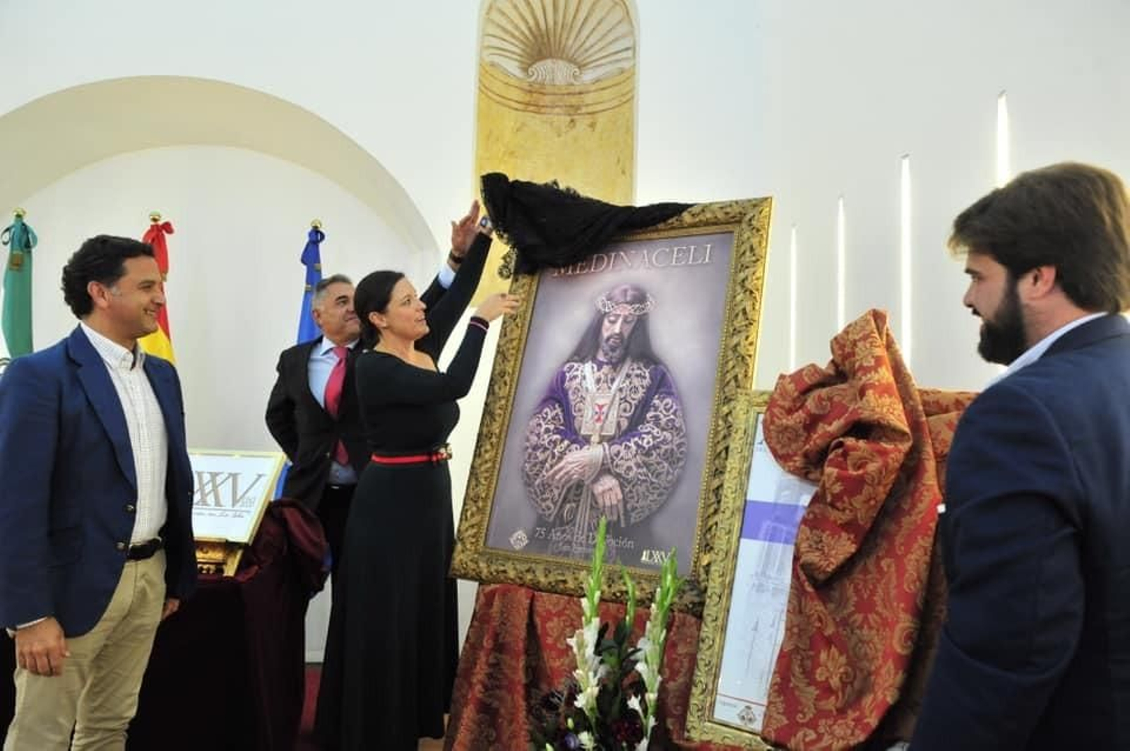 Cavada en el momento de descubrir el cartel del 75 aniversario devocional de Medinaceli.