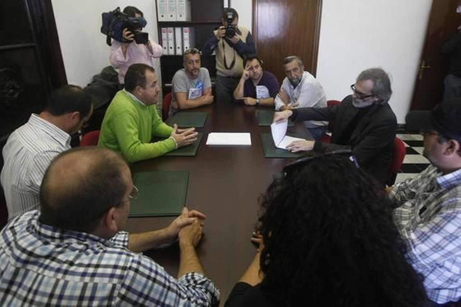 De nuevo los ex trabajadores de Delphi se han manifestado por las calles de la capital para reclamar "una vez más" que la Junta de Andalucía resuelva su problema "tras tres años" desde que se cerró la factoría de Puerto Real. Foto: Jose Braza De nuevo los ex trabajadores de Delphi se han manifestado por las calles de la capital para reclamar "una vez más" que la Junta de Andalucía resuelva su problema "tras tres años" desde que se cerró la factoría de Puerto Real.
Foto: Jose Braza