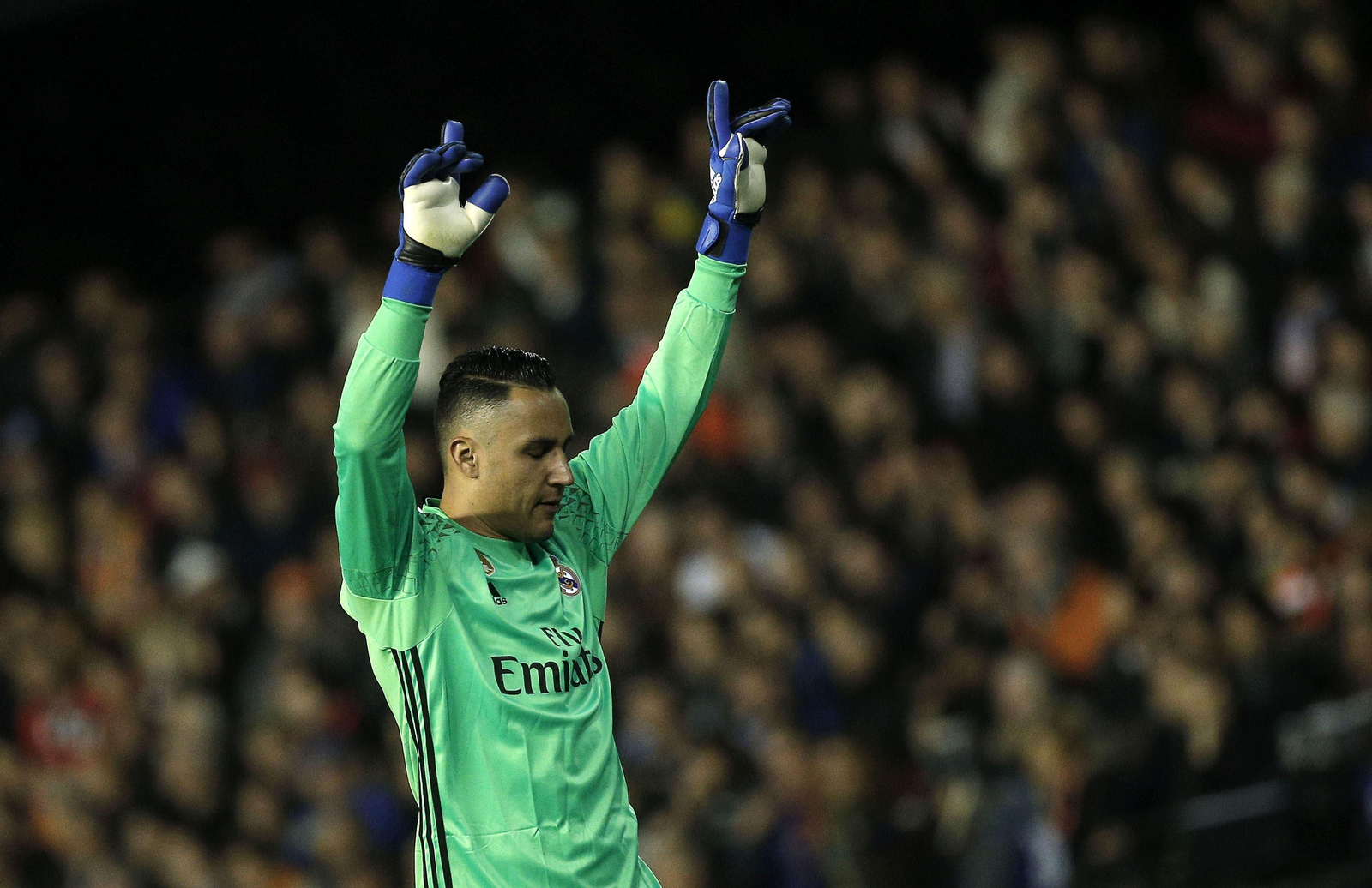 Keylor Navas, en plena oración antes del comienzo del partido.