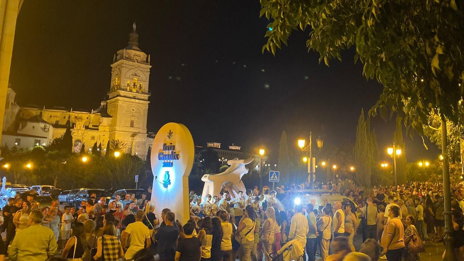 El desfile discurriendo frente a la Catedral de Guadix.