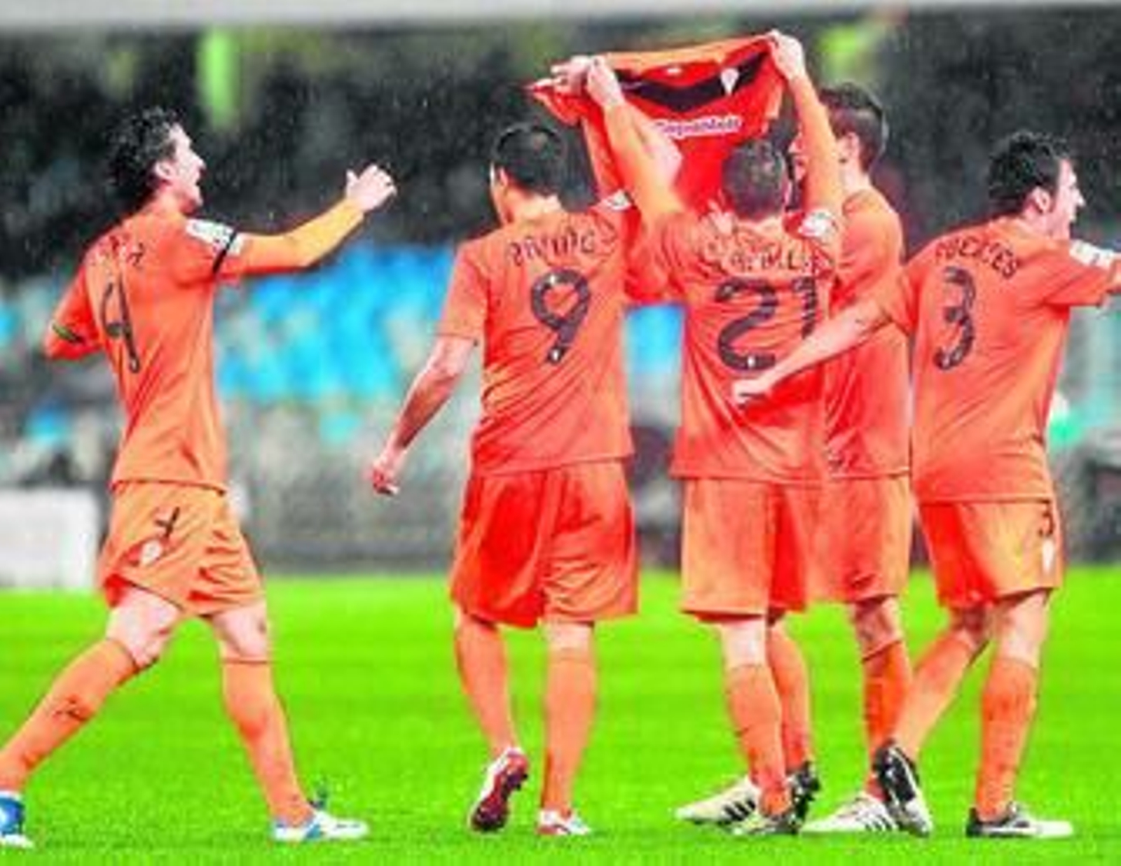 Carlos Caballero y Patiño muestran la camiseta de Enzo tras el 1-2.