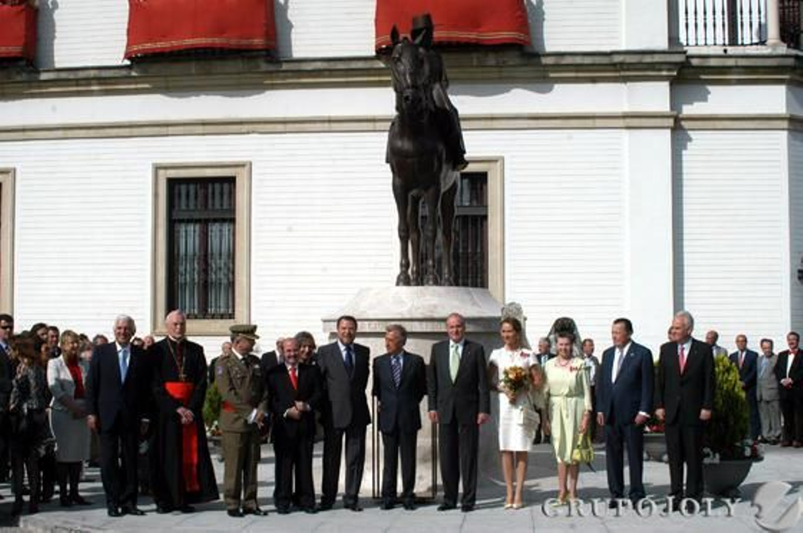 Homenaje a doña maría. El 22 de mayo de 2008, Jueves de Corpus, se inauguró delante de la Casa de la Real Maestranza de Caballería la estatua ecuestre en honor a la madre del Rey, muy vinculada a Sevilla desde su infancia y reconocida aficionada a la Fiesta Nacional. Don Juan Carlos y la infanta Elena realzaron el acto.

Foto: D.S.