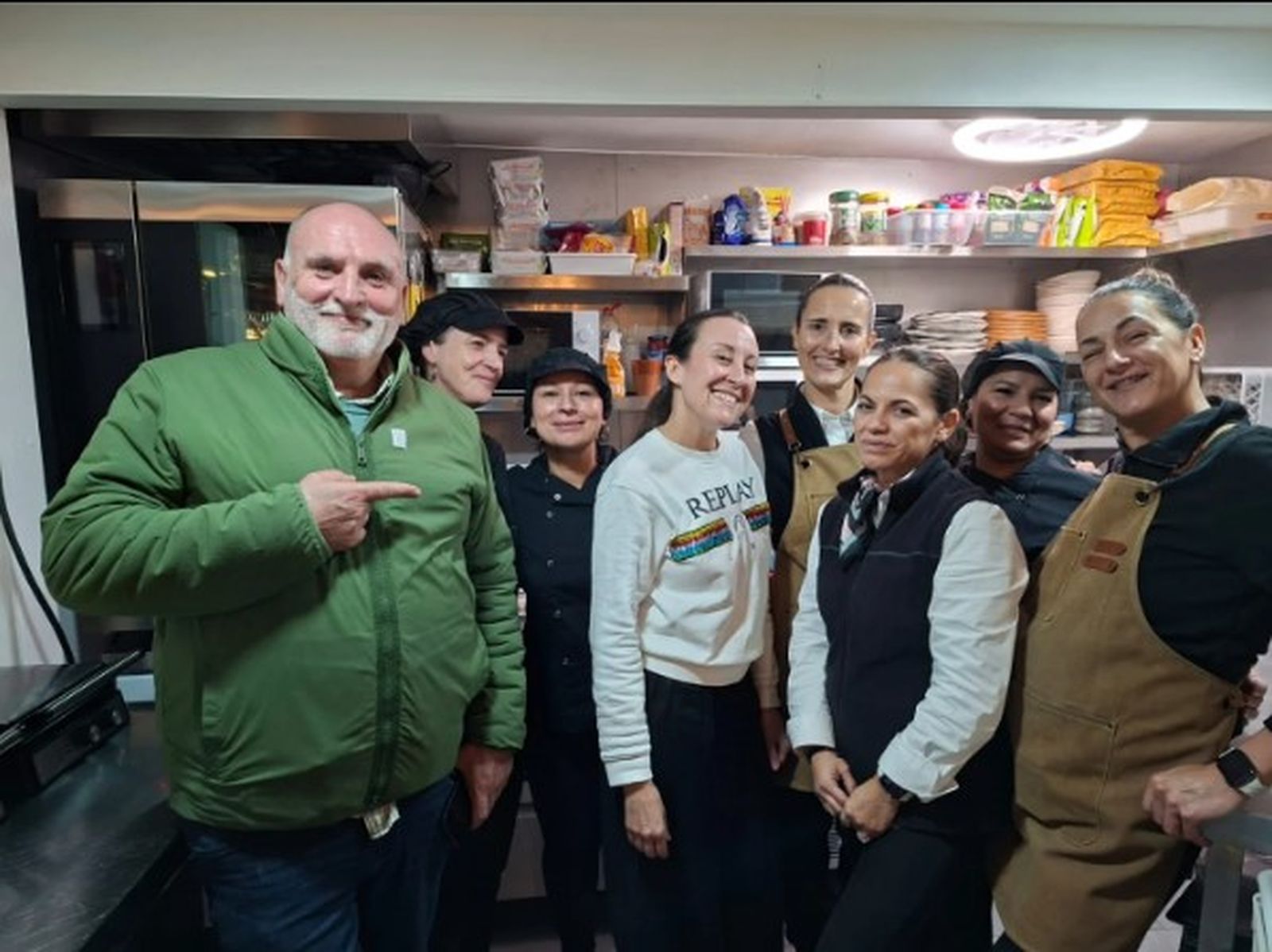 El chef José Andrés con el equipo de La Estraza.