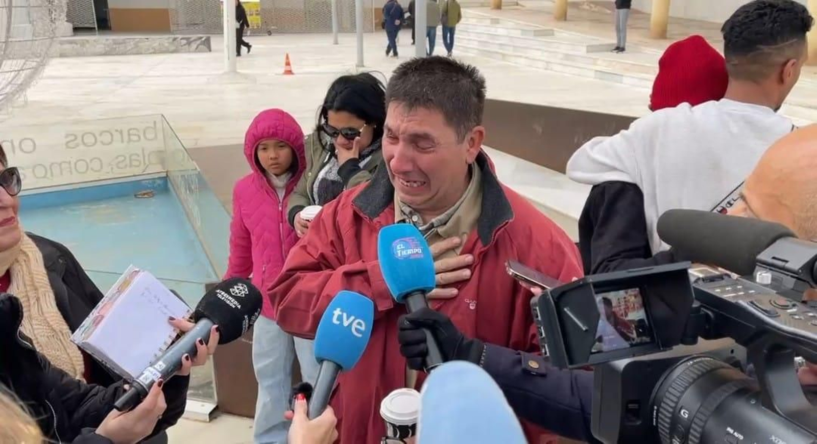 “Ella quería mucho a su hijo”: el abuelo del menor hallado muerto en Garrucha rompe a llorar ante las cámaras