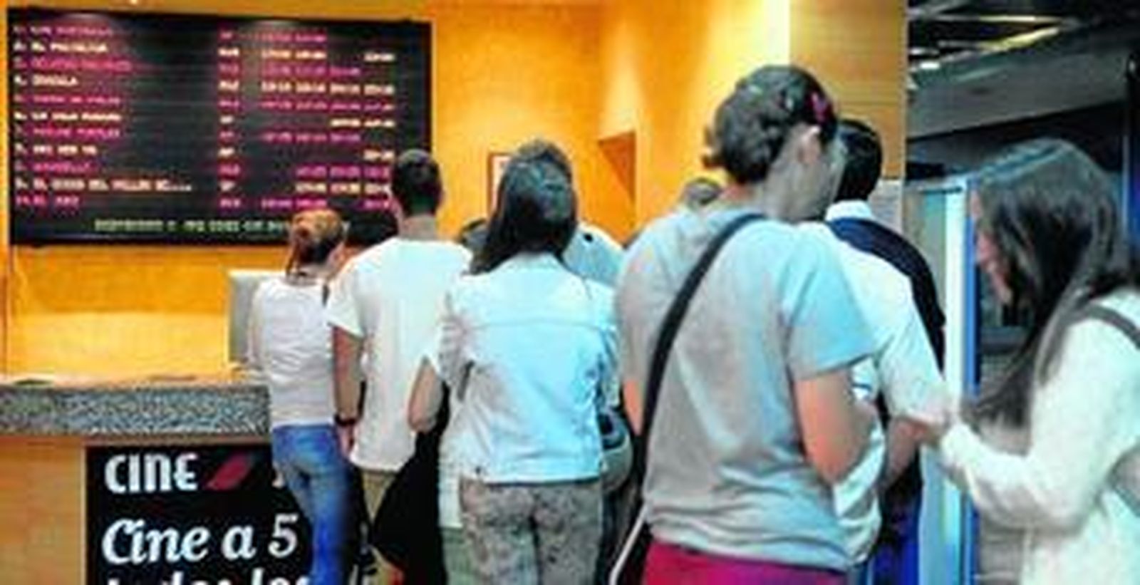 Imagen de esta semana de colas en las taquillas en una sala de cine de la capital gaditana.