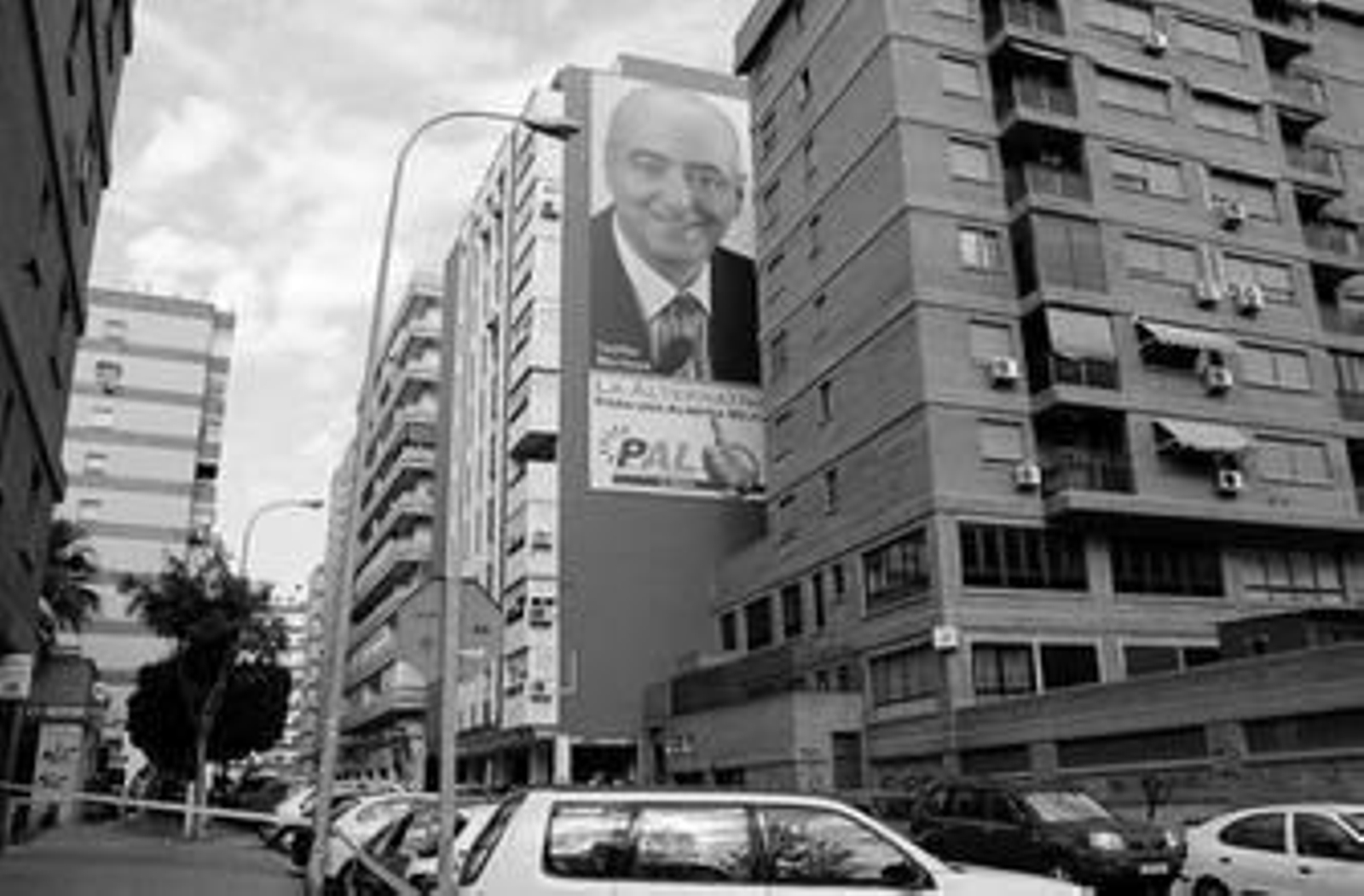 Medianera con publicidad electoral instalada en un edificio del barrio de Oliveros durante las pasadas elecciones municipales de 2007.