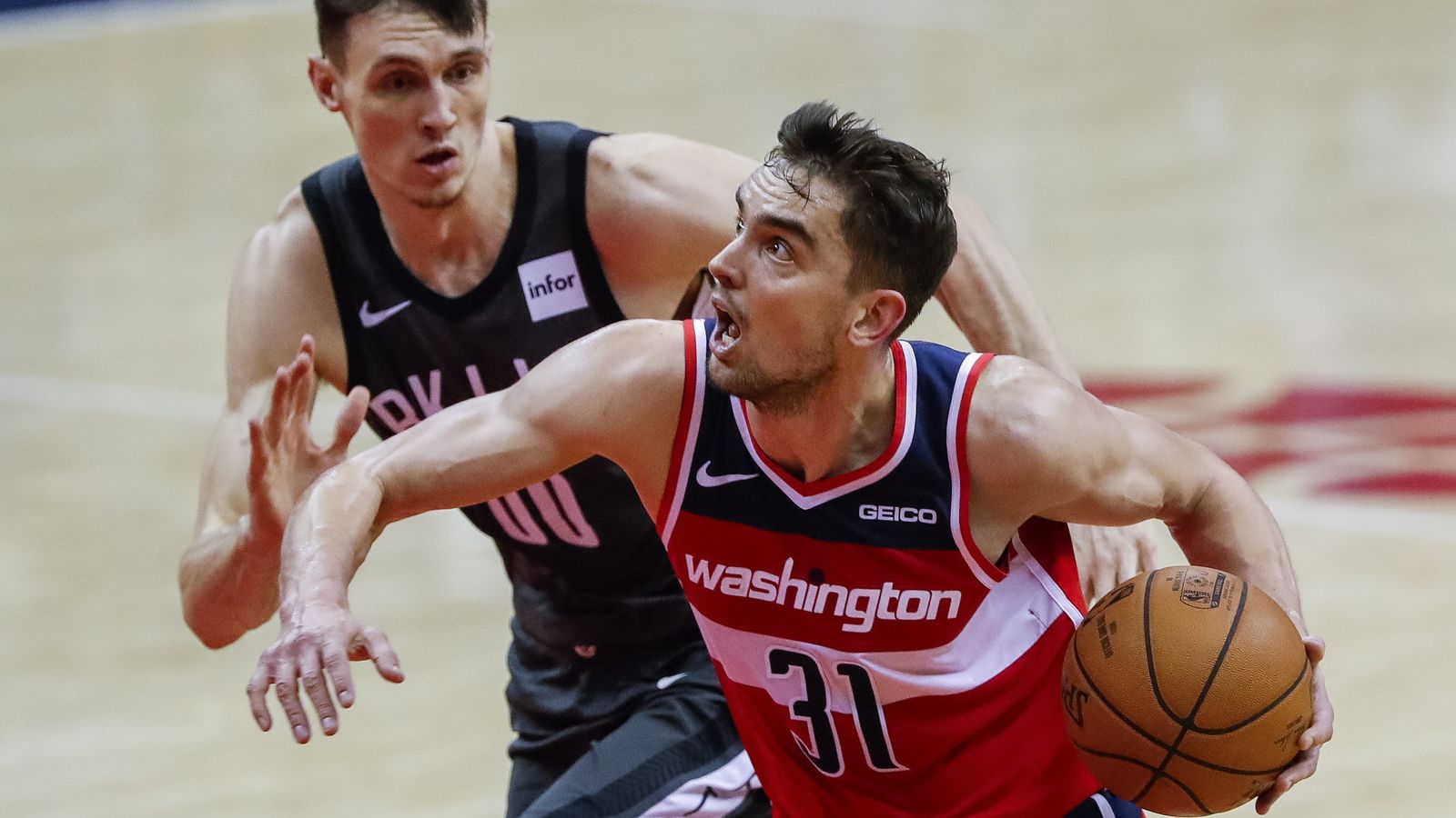 Kurucs defiende al ex cajista Satoransky.