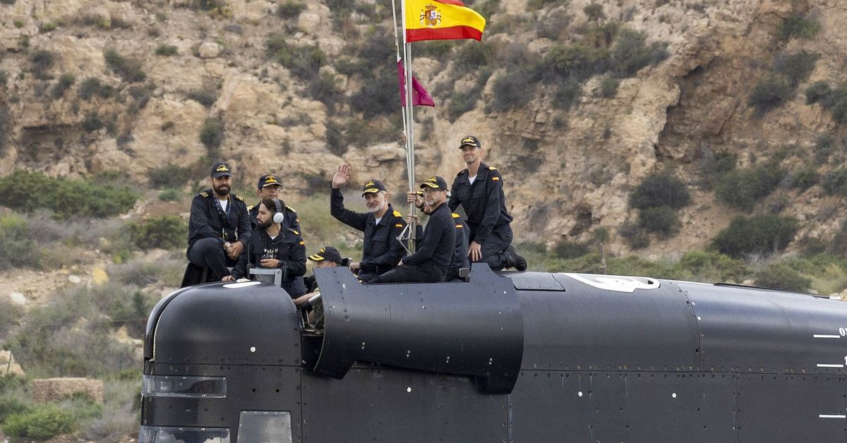 El rey Felipe prueba el S-81 'Isaac Peral', el nuevo submarino de la Armada