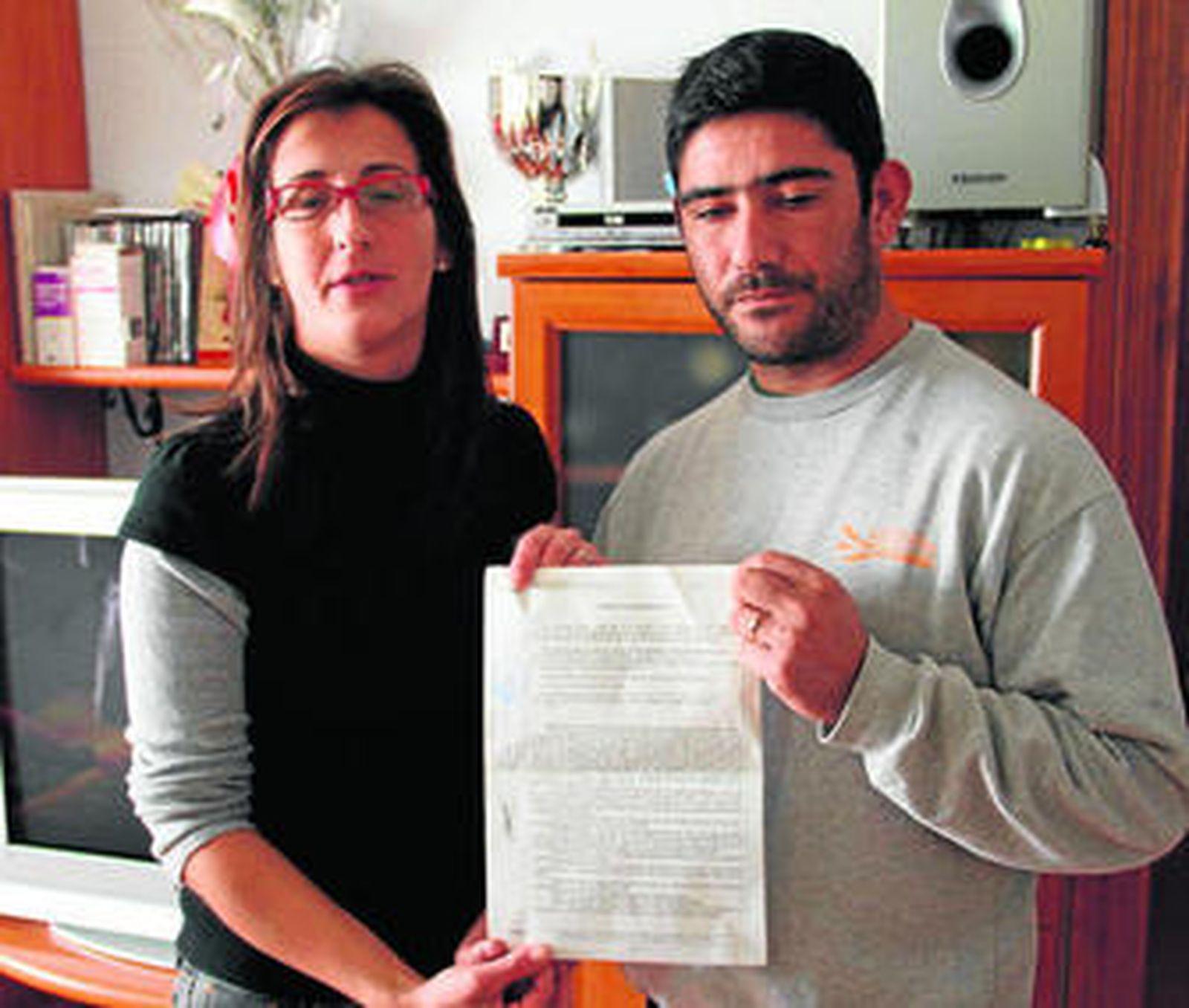 Los padres muestran la denuncia presentada ante la Guardia Civil.