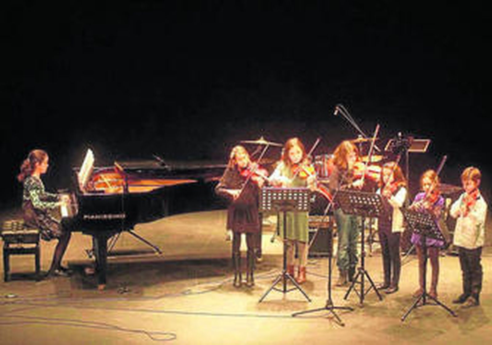 Un sexteto al violín y piano durante uno de las actuaciones en la Escuela de Música.