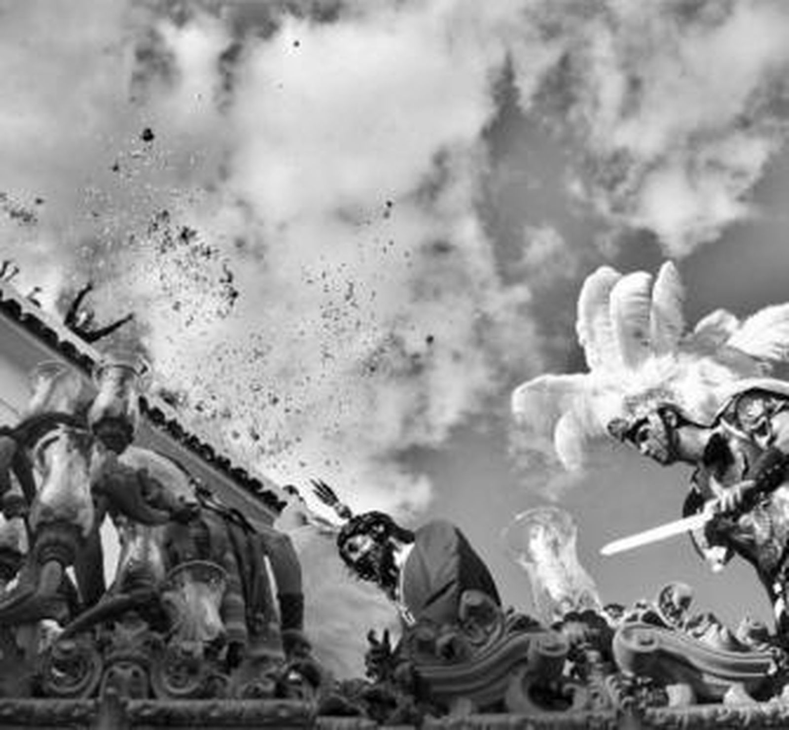 Varias personas tiran pétalos sobre el misterio del Prendimiento, que este año incorpora un sayón.