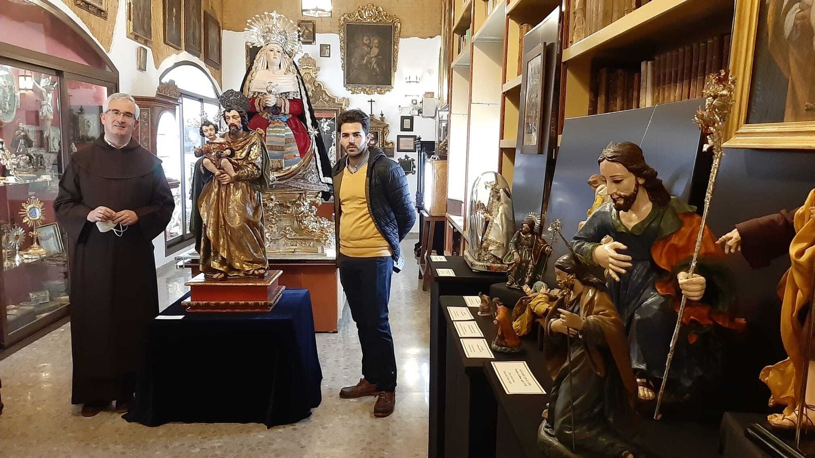 El padre Juan Dobado junto al restaurador Carles Salafranca.