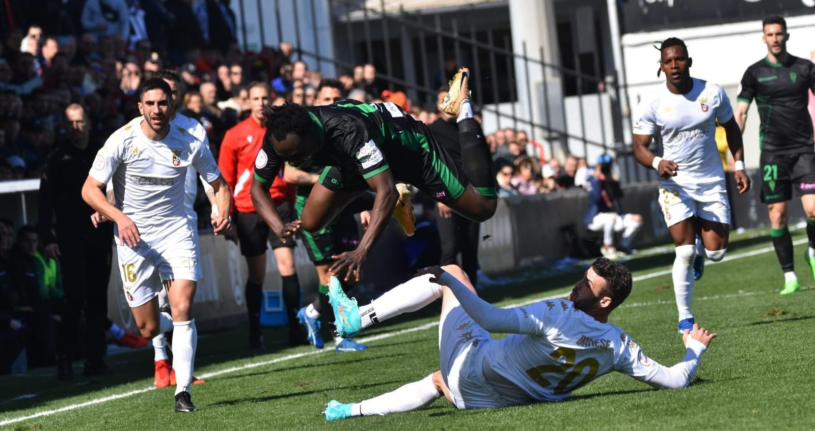 Diarra recibe la dura entrada de Danese durante el Ceuta - Córdoba CF.