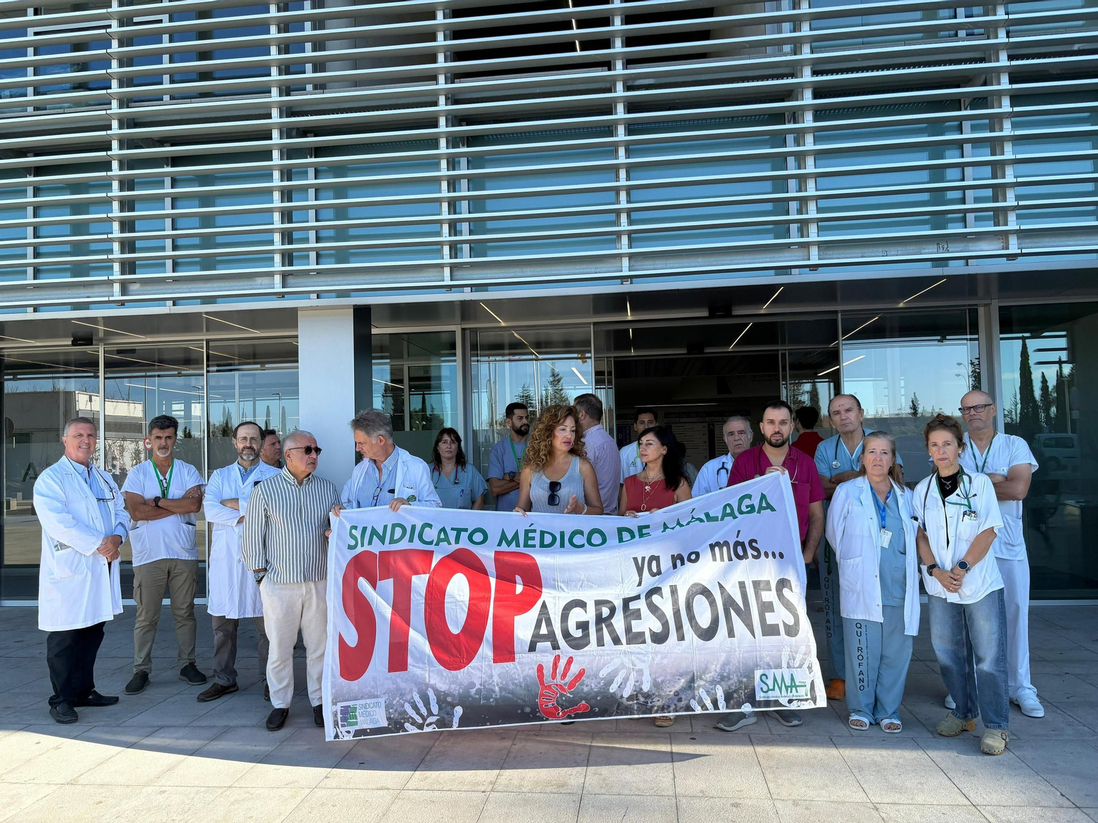 Grupo de profesionales sanitarios concentrados en Hospital Costa del Sol tras la última agresión a una médica.