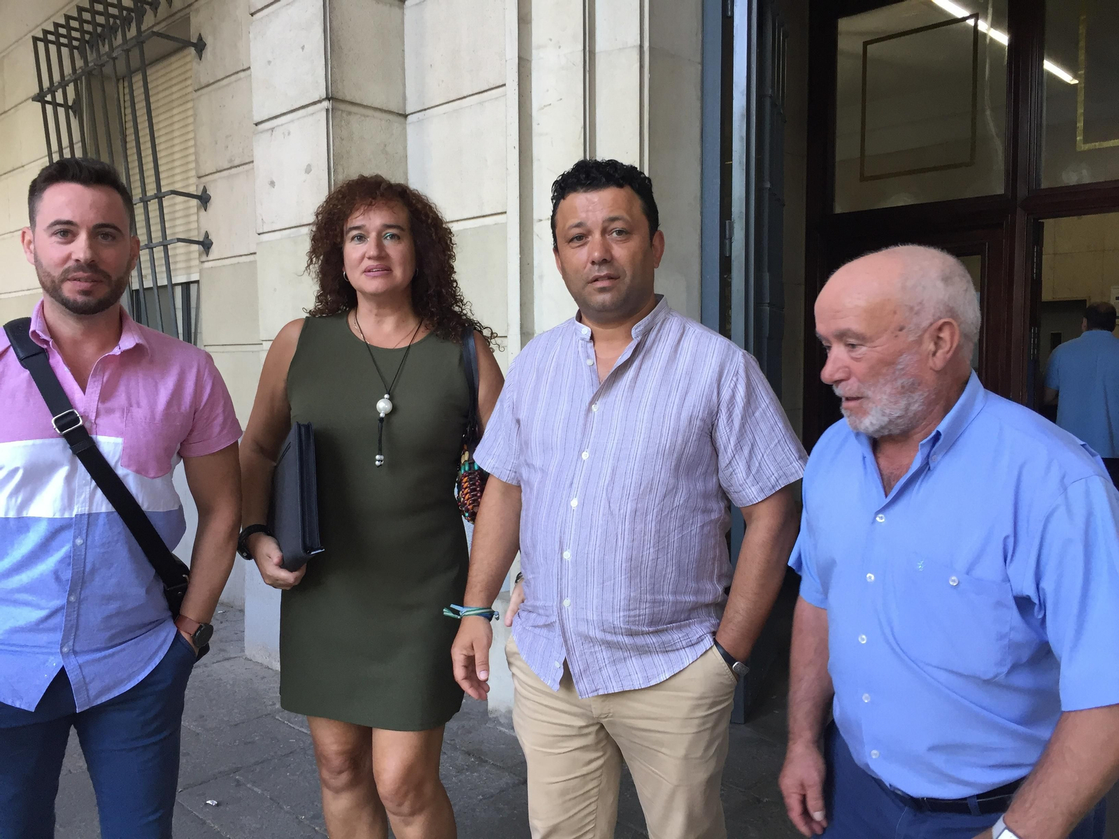 El alcalde de Pruna (centro) acudió al juicio apoyado por vecinos y concejales