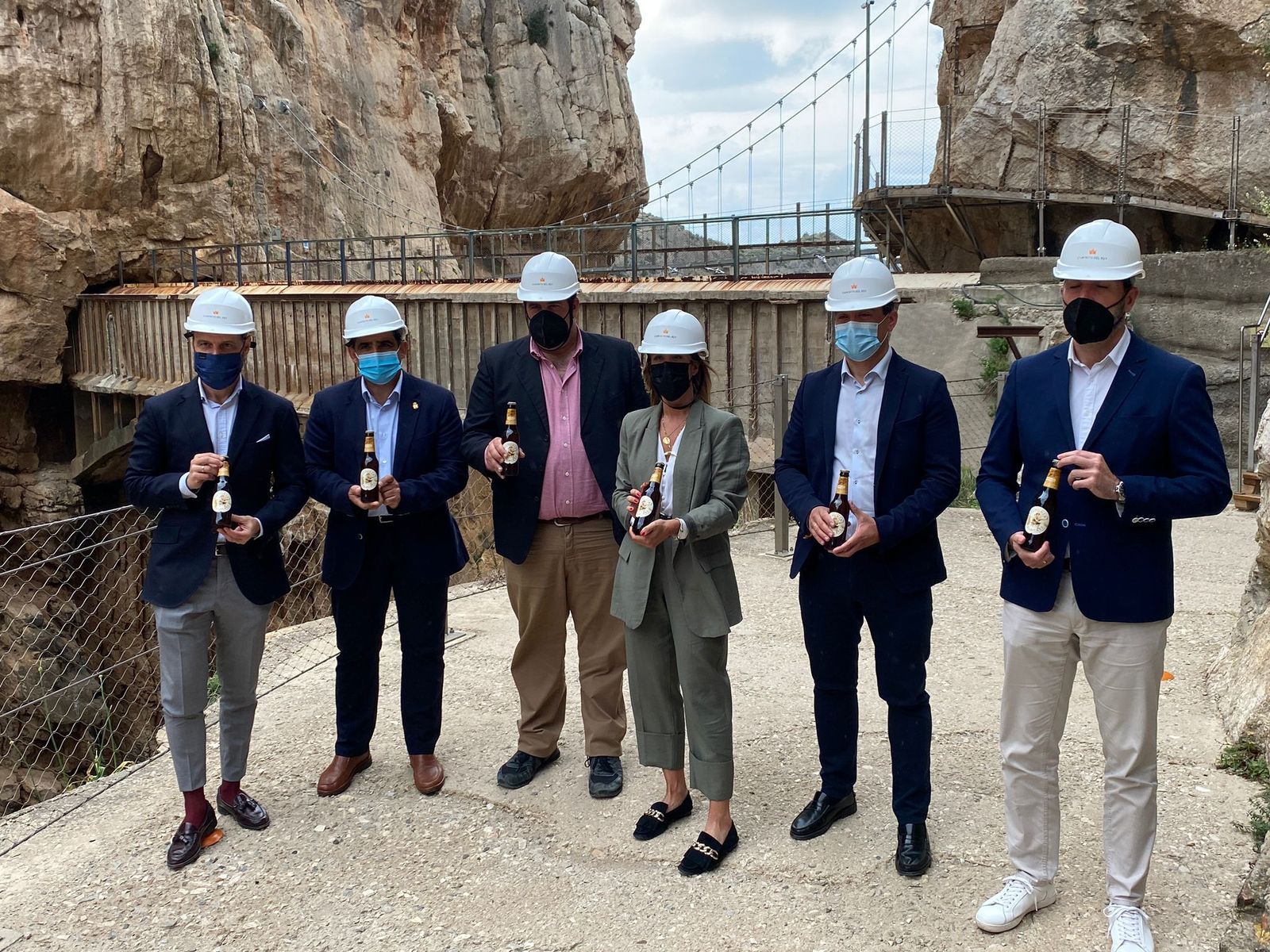 Presentación del último lanzamiento de Cervezas Victoria, cuya etiqueta está protagonizada por el Caminito del Rey.