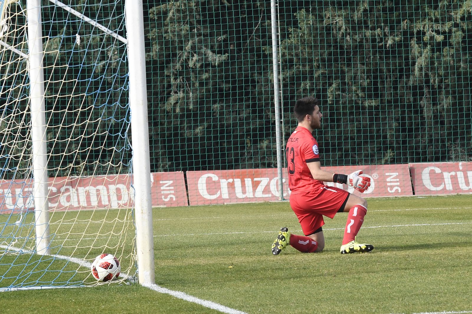 Gallego, portero del Conil, no pudo evitar la derrota de los suyos.