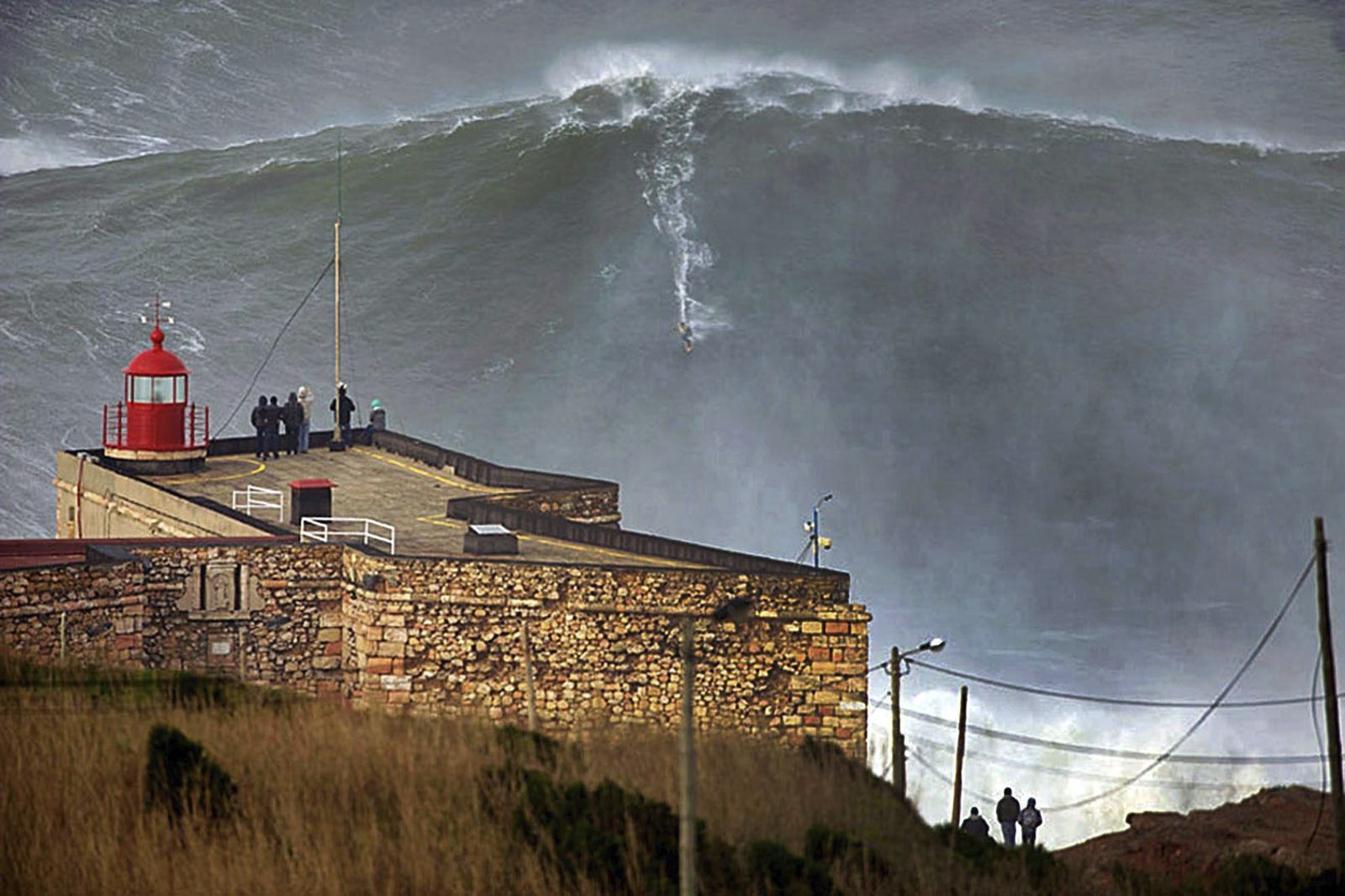 Un surfista hawaiano coge una ola en una playa de Nazaré.