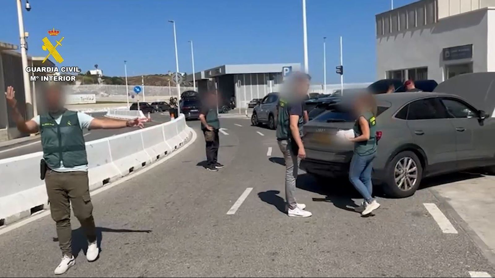 Un control de la Guardia Civil en el Puerto de Tarifa.