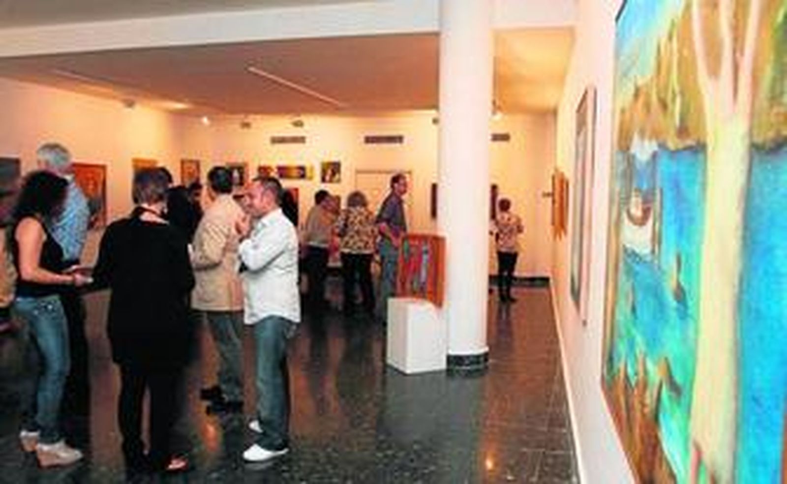 Imagen de la inauguración de la exposición de los fondos de Cepsa en la galería Manuel Alés.