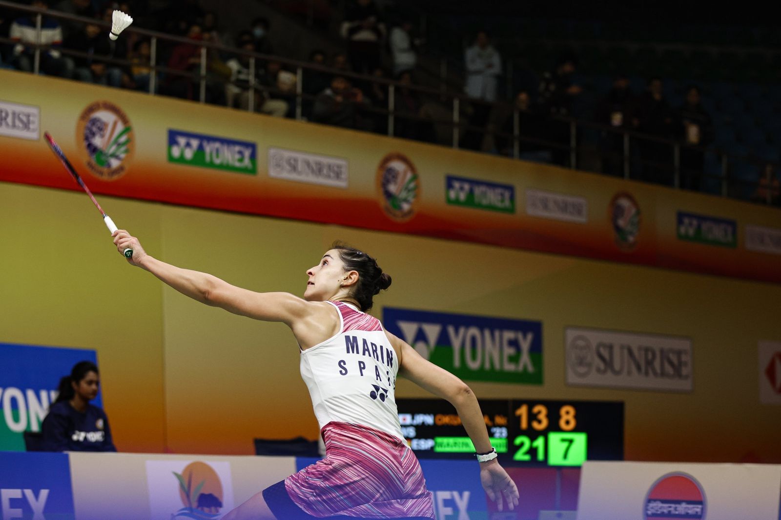Carolina Marín devuelve un volante durante el partido.