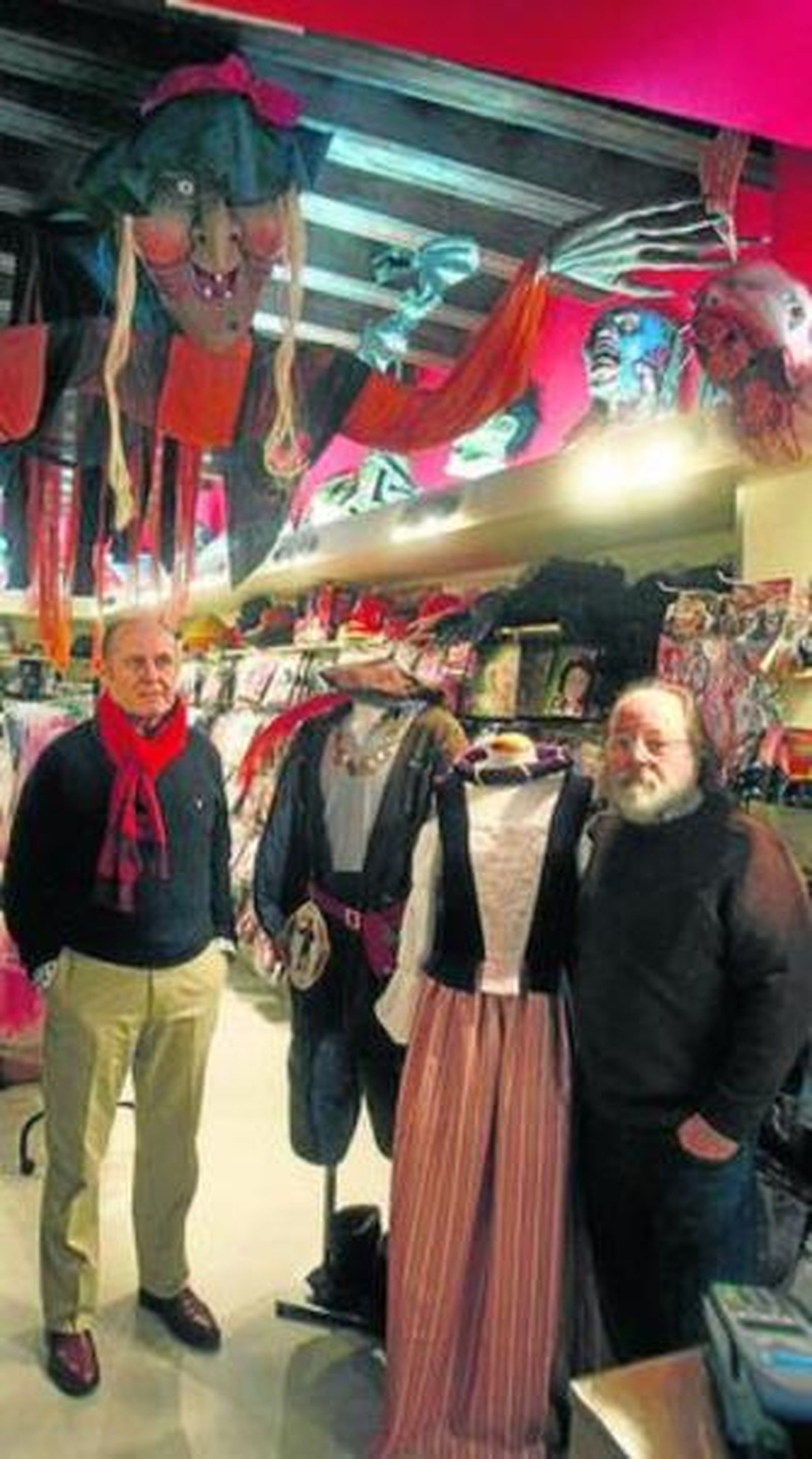 Antonio Rodríguez y José Ángel González en su tienda de disfraces.