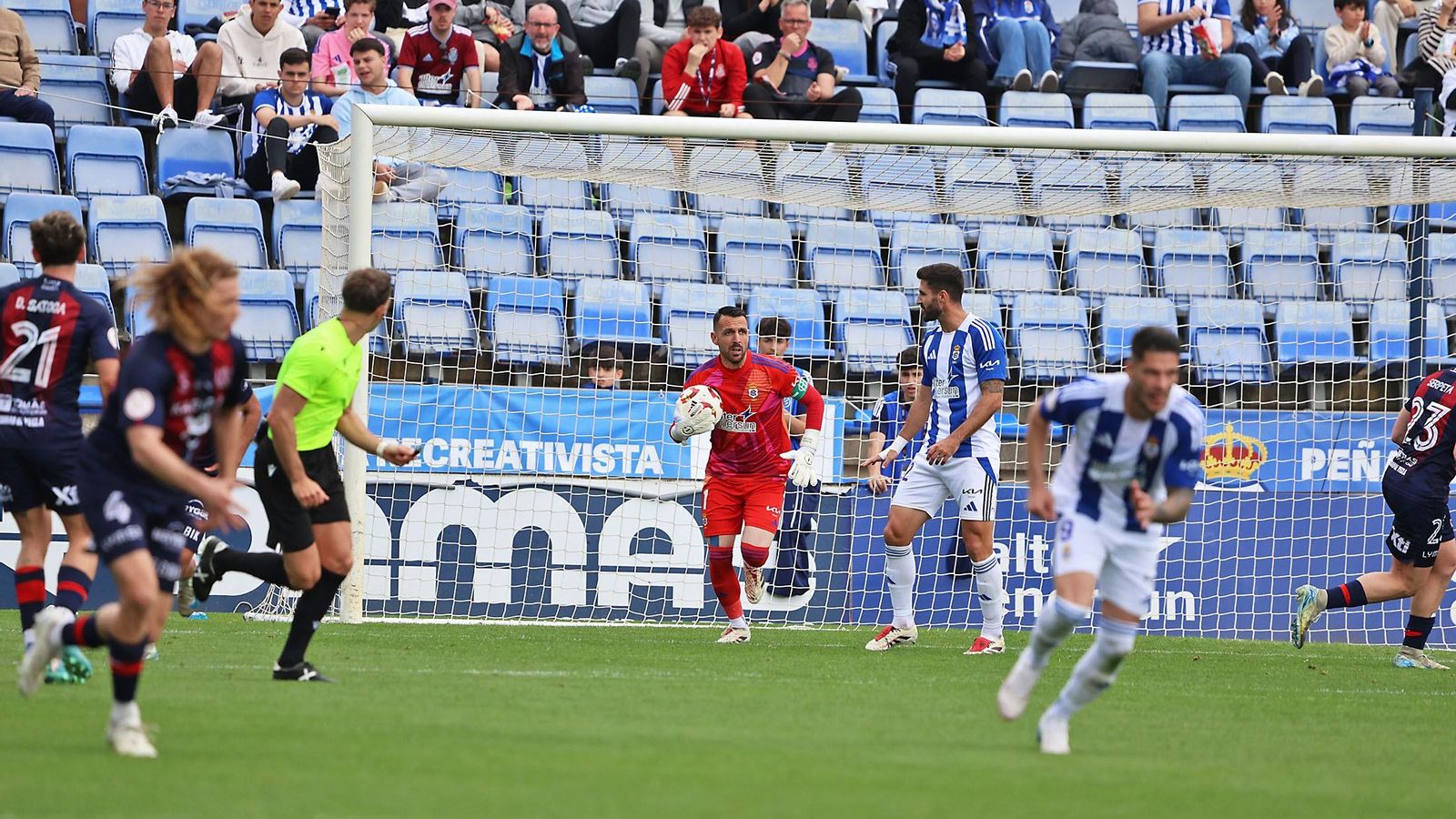 Rubén Gálvez se dispone a poner el balón en juego.