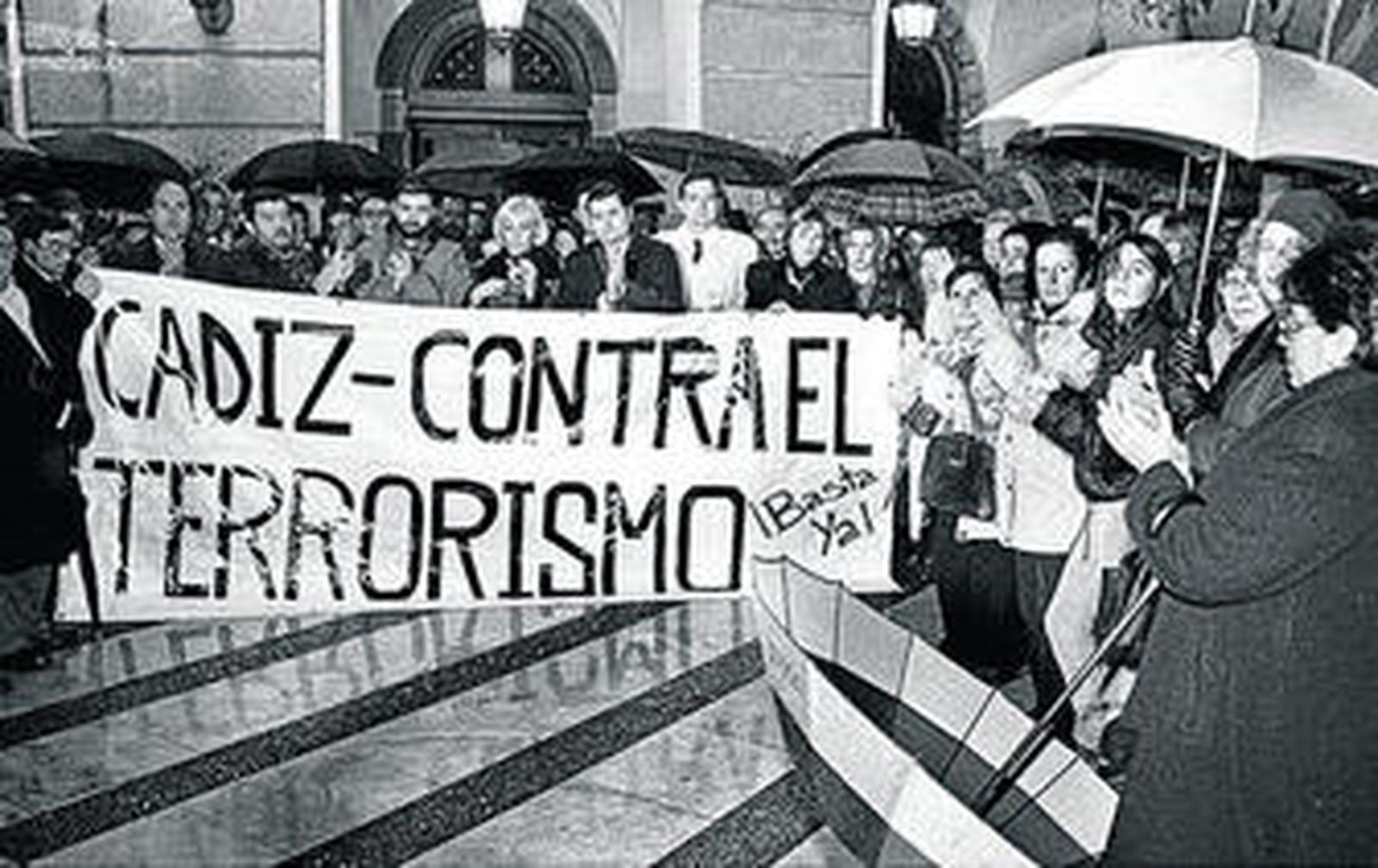 Concentración de repulsa en el Ayuntamiento de Cádiz tras la muerte de Jiménez Becerril y Ascensión García, en enero de 1998.