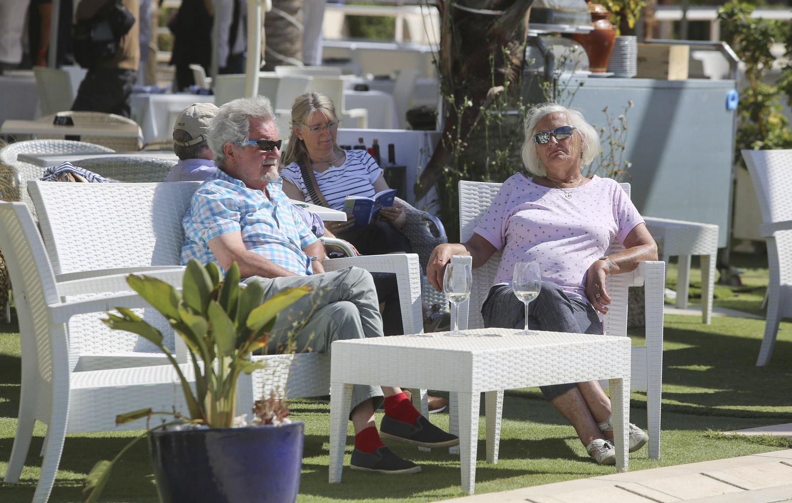 Varios extranjeros disfrutando del sol en una terraza en Málaga.