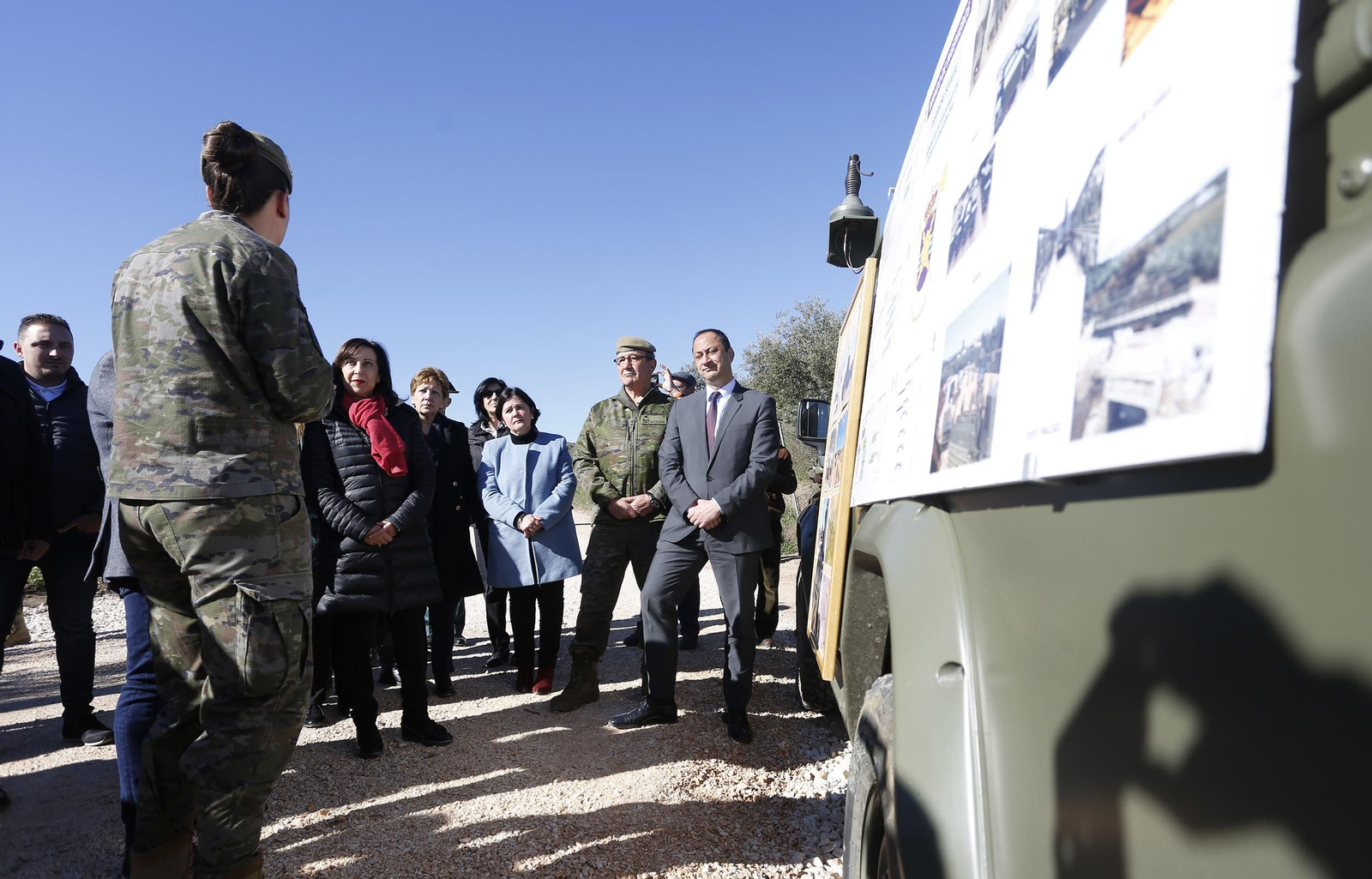 La visita de la ministra de Defensa a los puentes de Casariche y El Rubio, en imágenes