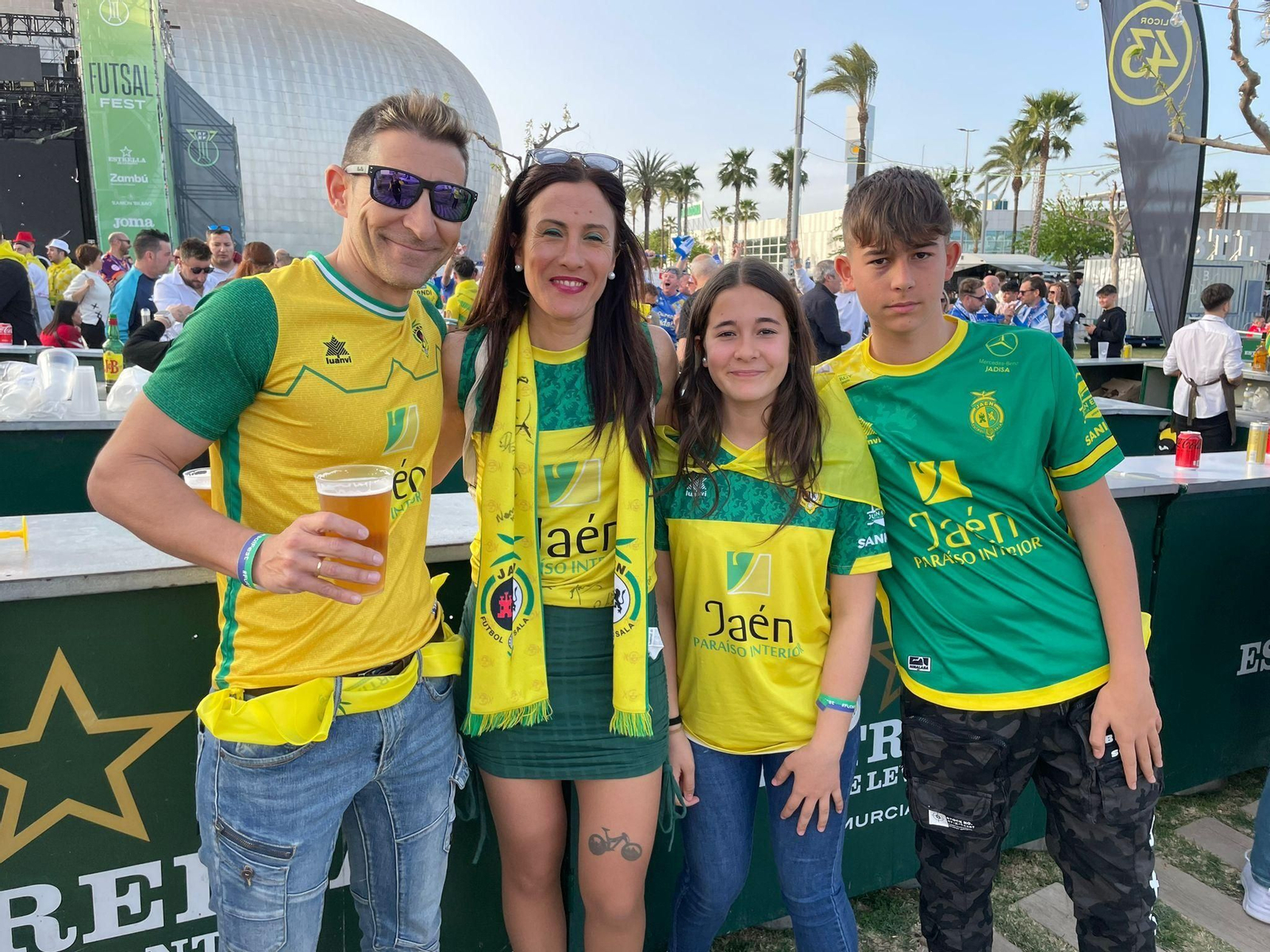 Fotogalería | La afición del Jaén Paraíso Interior FS tiñe Cartagena de amarillo