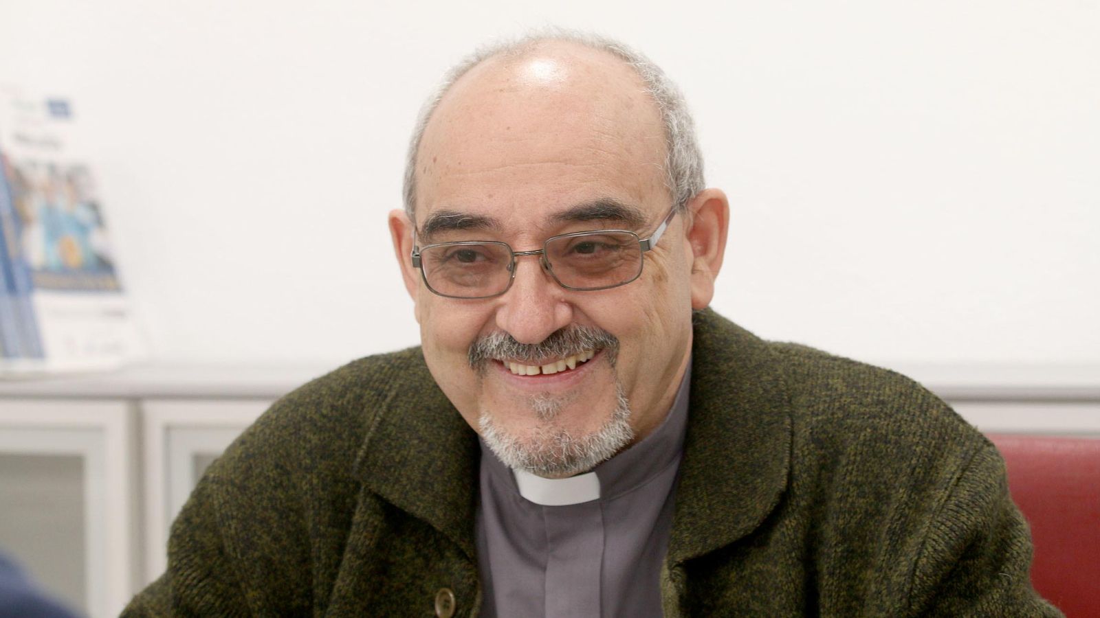 Carmelo Pérez, sonriente, relatando sus vivencias.