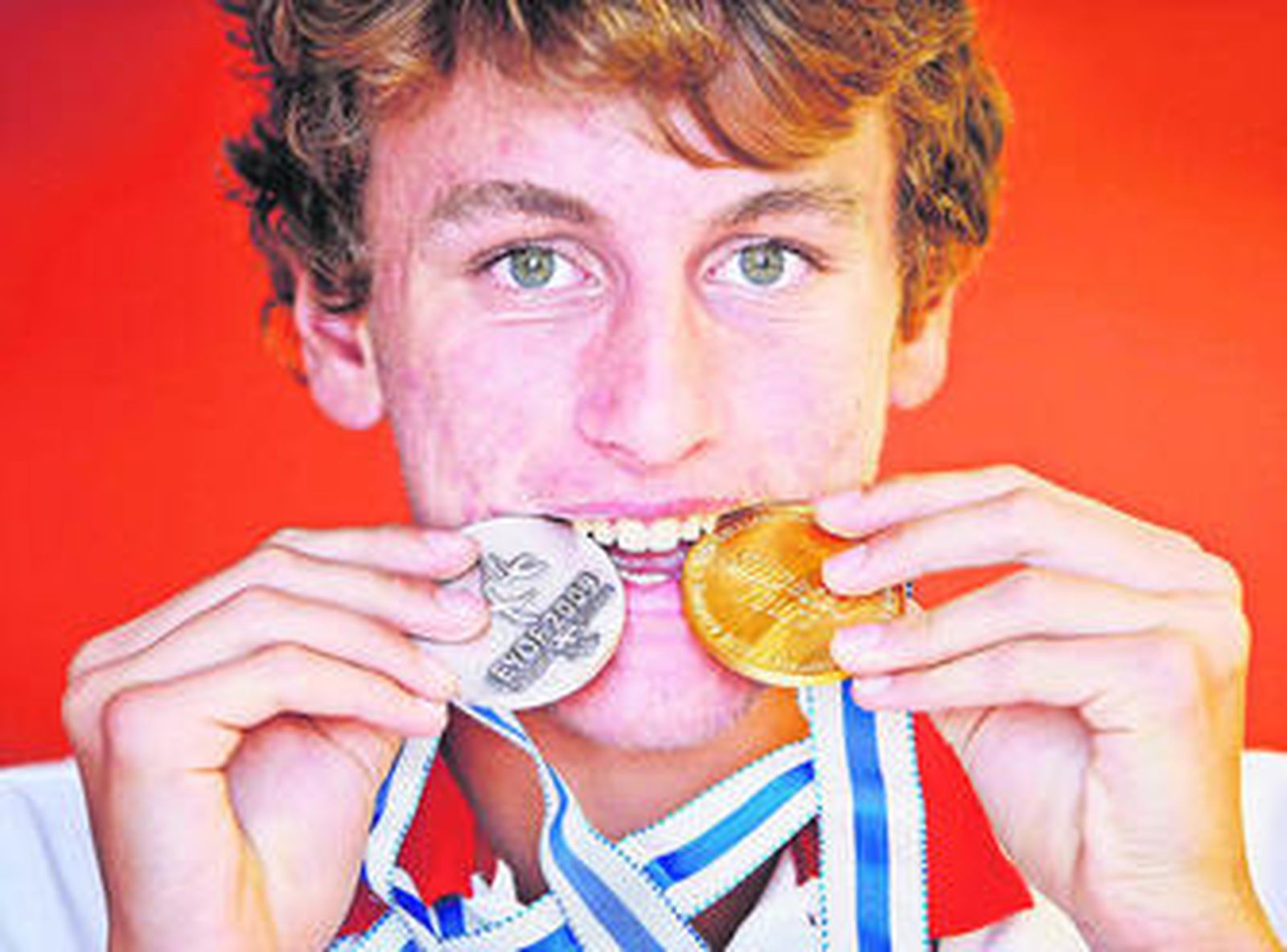 El nadador gaditano, mordiendo las dos medallas obtenidas con la selección en el Festival Olímpico de la Juventud en Tampere (Finlandia).